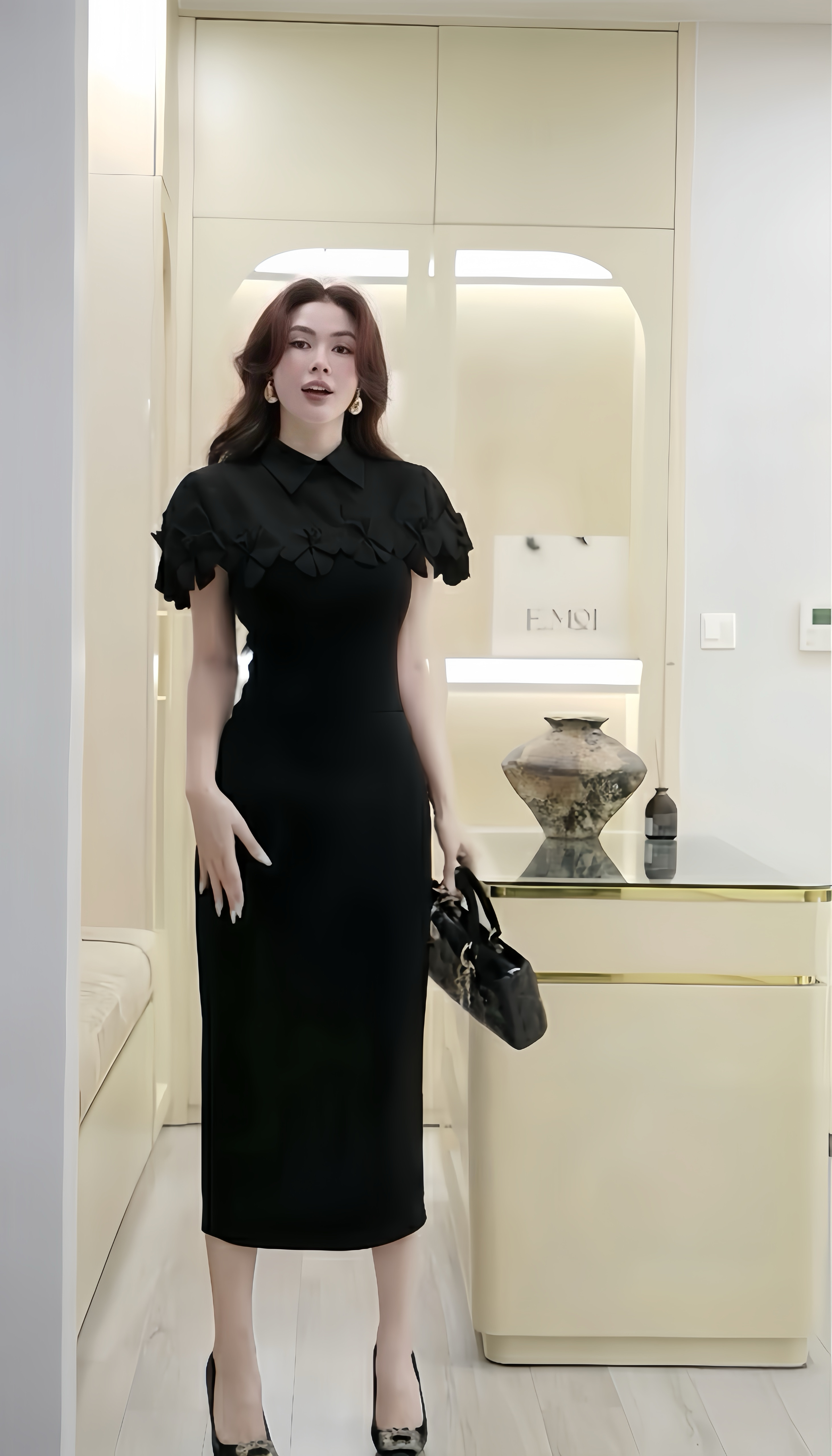 Set 2 ชิ้นสุดหรู เสื้อคลุม+เดรส เสื้อคลุมสีดำดีเทลกลีบดอกไม้เรียงซ้อน เพิ่มมิติและความหวานอย่างมีระดับ แมตช์กับเดรสดำเข้ารูปทรงเรียบหรู เผยลุคผู้หญิงมีคลาส ดูแพงและสง่างามทุกองศา