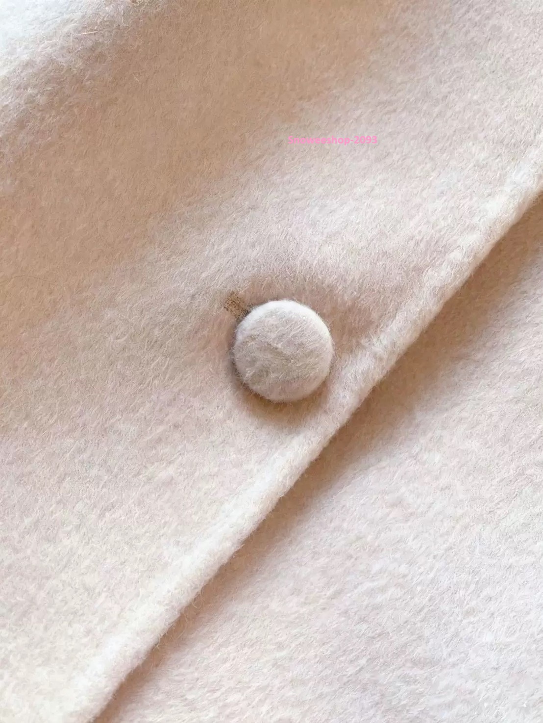 ผ้านุ่มนิ่มมาก ใส่สบายไม่คัน โค้ทขนเฟอร์ตัวนี้คือ ของมันต้องมี สำหรับทริปหน้าหนาว ซับในหนา อบอุ่นจริง ใส่เที่ยวยุโรป เกาหลี ญี่ปุ่น เอาอยู่ มีให้เลือก 4 สีแบบผู้ดีทุกสี