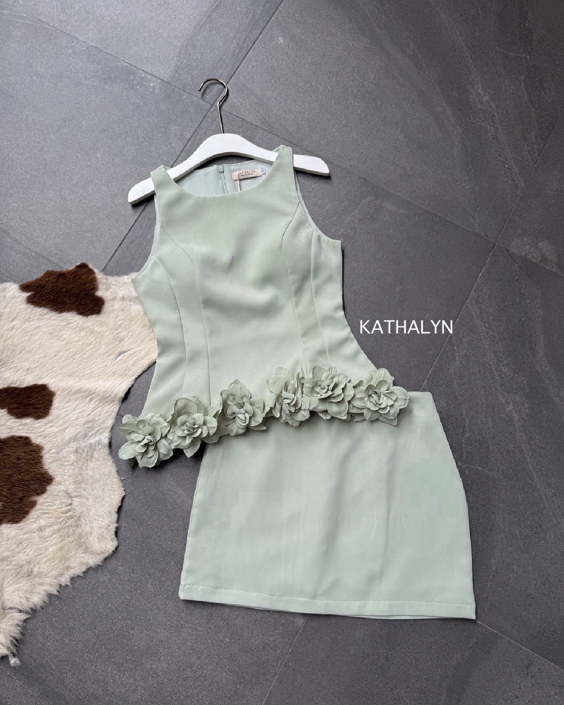 : ชุดเซ็ทเสื้อแขนกุด คอกลมทรงพอดีตัวใส่กำลังสวย มีบลาในตัวอย่างดีสีสวยขับผิวมาก เนื้อผ้าดีมีน้ำหนัก ปลายเสื้อเว้าโค้งดีไซน์เก๋สะดุดตาแต่งดอกไม้ประดิษฐุ์สุดหรูหราสีเดียวกันกับชุด แมทช์คู่กับกระโปรงสั้นทรงสวยความยาวกำลังพอดี