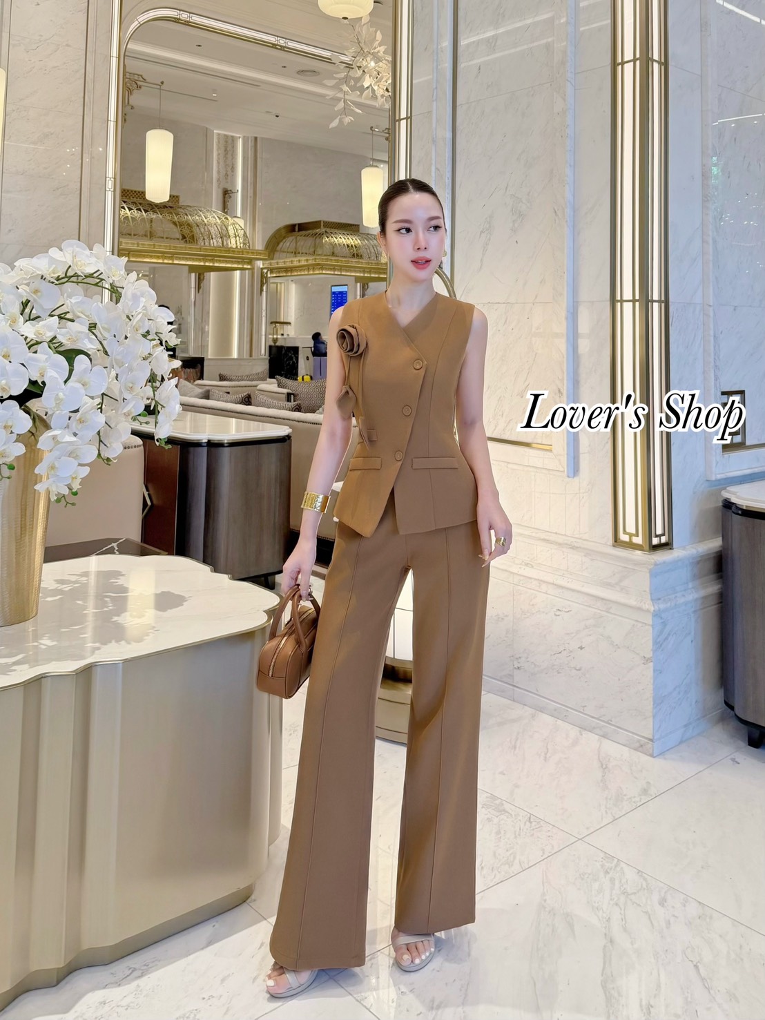 Set.3ชิ้น เสื้อ+กางเกง+เข็มกลัดดอกไม้(ถอดได้ค่ะ) ดีเทลเสื้อทรงแขนกุดปิดหัวไหล่ เข้ารูป กระดุมหน้า งานมีซับในอย่างดีค่ะ กระเป๋าตัวเสื้อเป็นงานตกแต่งใช้งานไม่ได้นะคะ แม็ทกับกางเกงเอวสูง ทรงขากระบอกกลาง ขาตรง