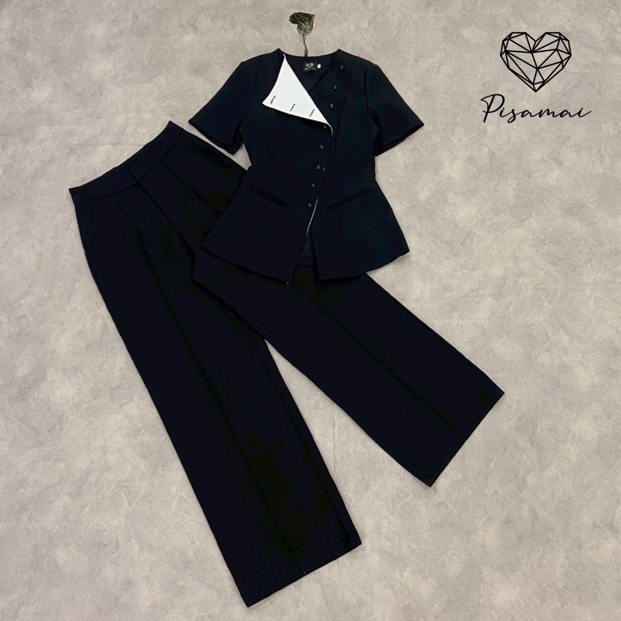 เซ็ตเสื้อมีแขนสีดำ ดีเท็ลแต่งกระดุม สามารถใส่ได้ถึง 2 แบบ มาคู่กางเกงขากระบอกตีเกร็ดยาวด้านหน้า สวย สง่า เฟียสๆ แกรมๆ