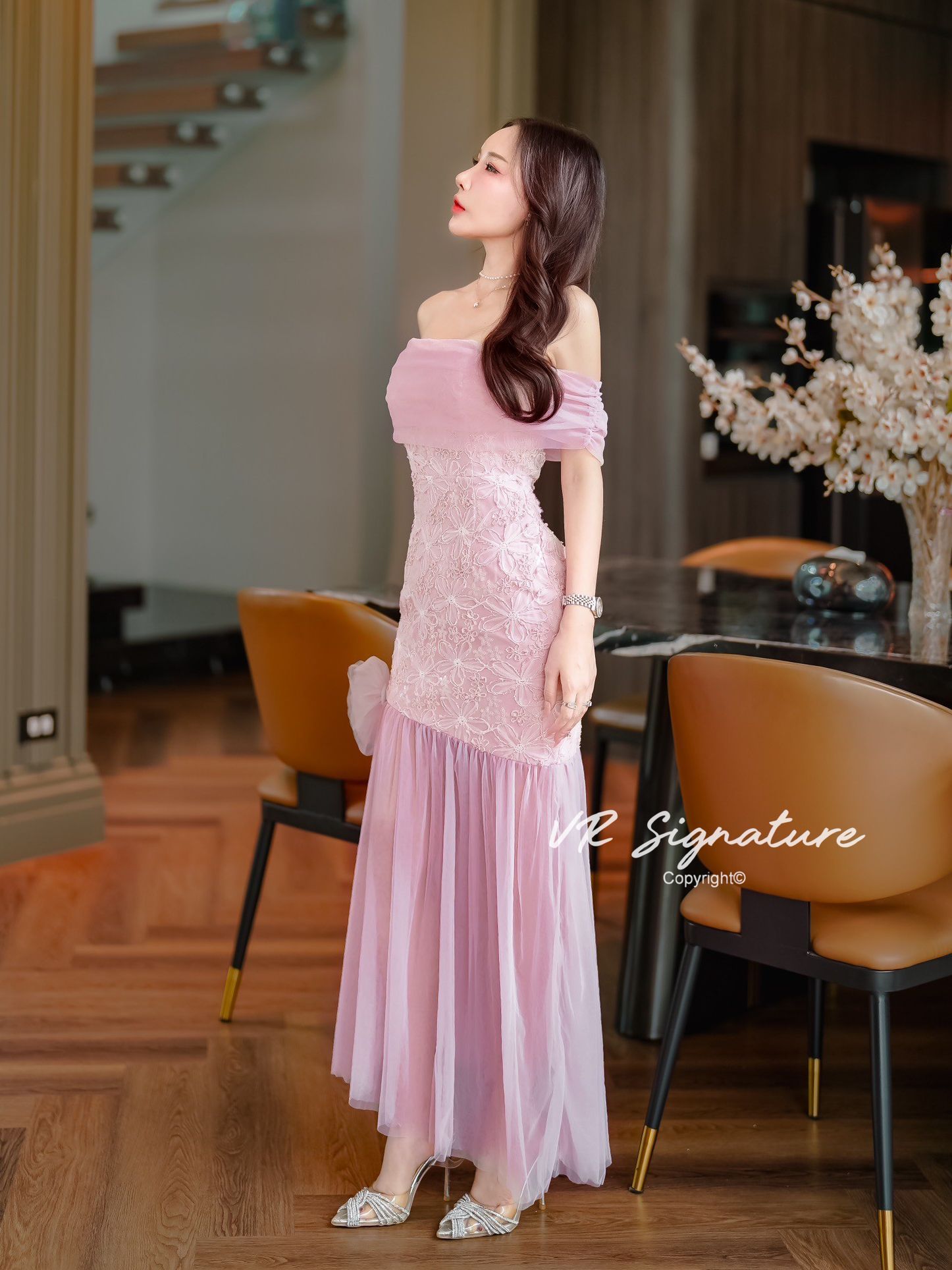 Dress ตัวยาว ปาดไหล่ เนื้อผ้าซีทรูตาข่าย ช่วงตัวใช้ผ้าลูกไม้แฮนด์เมดรูปดอกไม้ปักเลื่อมทั้งตัวสวยมากๆค่ะ อกมีฟองน้ำจัดทรงให้ค่ะ เอวเข้ารูป ชายกระโปรงแต่งเฉียงเล็กน้อย แต่งผ้าตาข่ายชายกระโปรง มีเข็มกลัดดอกไม้