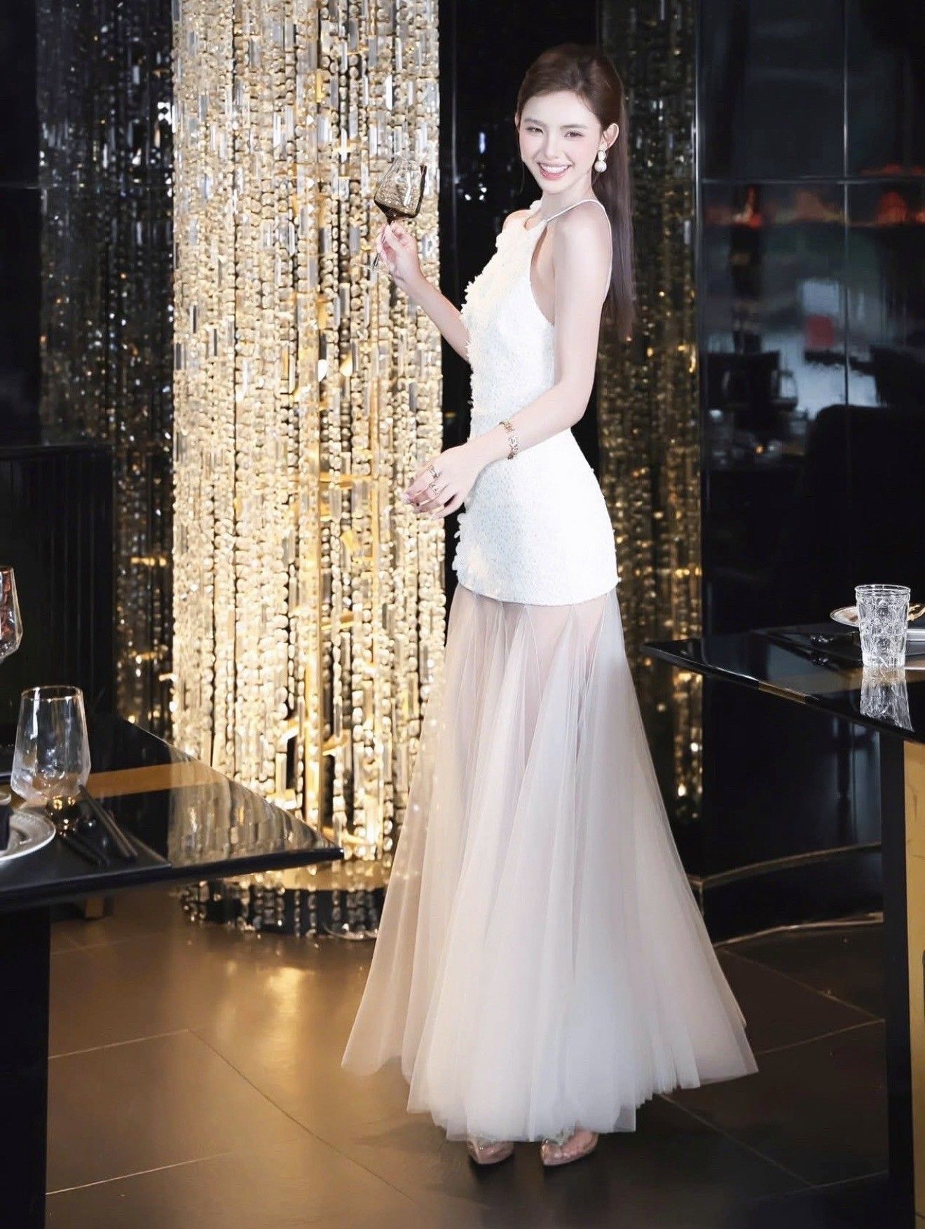 TAG:Rattana🌟PT Code : 395 Detail ::เดรสยาวสีขาว ทรงสวยมาก ดีเทลชุดแต่งดอกไม้ ผ้าเป็นกริสเตอร์ มีความหรูหรา ดูแพง ใส่ดินเนอร์ ออกงาน ออร่าพุ่ง สวยเด่นกว่าใคร ใส่ดูสูงเพียว