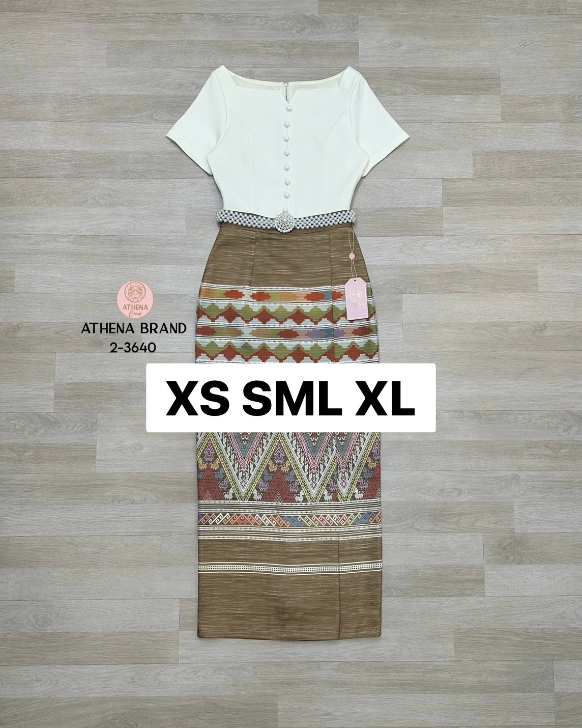 Set 3 ชิ้น เสื้อดีไซน์ด้านหน้าตกแต่งกระดุมเรียงหลอก มีซับใน สวมใส่แบบซิปด้านหลัง แมตช์มาคู่กับกระโปรงพิมพ์ลายป้ายทบคล้ายงานผ้าซิ่นป้ายสำเร็จทรงเข้ารูป เนื้อผ้าดี๊ดีมีTexture งานมีซับใน สวมใส่แบบซิปด้านหลัง ชายกระโปรงด้านหลังผ่า และมาคู่กับเข็มขัดมุกหัวอะไ