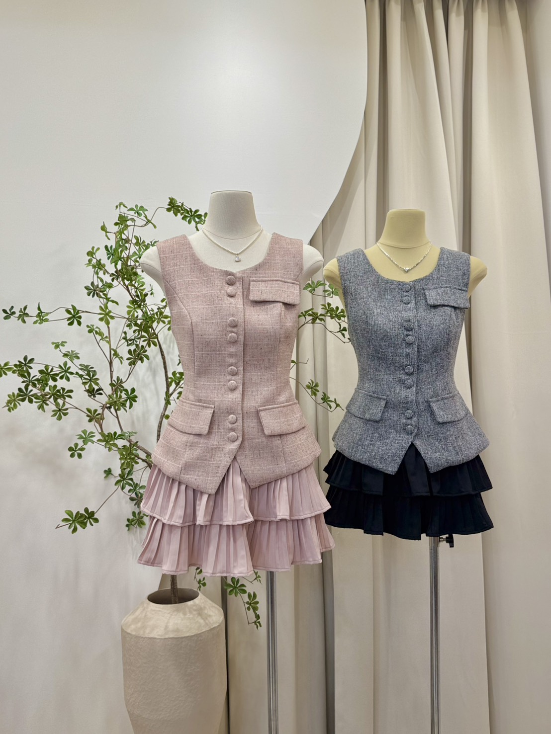 ชุดเซตผ้าทอ ชุดผ้าทวิส ชุดเซตผู้หญิง รุ่นนี้แนะนำเลย น่ารักไม่ไหว เสื้อแขนกุดกระดุมหน้า ผ้าทอมีลายผสมสี งานบุซับในทั้งตัว แมทมาพร้อมกางเกงกระโปรงอัดพลีท ใส่ทั้งชุดคอมพลีทลุ๊ค #งานป้ายpeony #ชุดสวย #ชุดไปเดท #ชุดเซ็ต #ชุดผ้าทอ #ชุดเซตแขนกุด #ชุดเซตน่ารักๆ