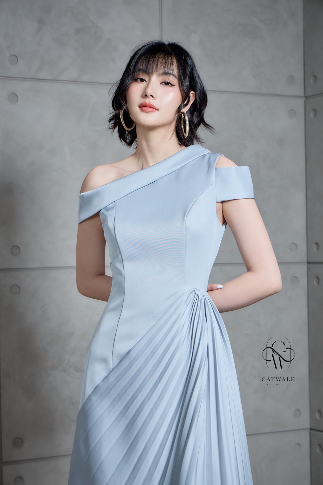 เดรสปาดไหล่แต่งพลีทข้าง เนื้อผ้าเกรดเอ ผ้านุ่มเป็นทรงใส่สบาย ช่วงตัวเป็นทรงเข้ารูปสวย ช่วงบนเป็นทรงปาดไหล่ ลำตัวเป็นทรงเข้ารูป กระโปรงด้านข้างแต่งด้วยผ้าอัดพลีทเฉียงดูแพงมาก