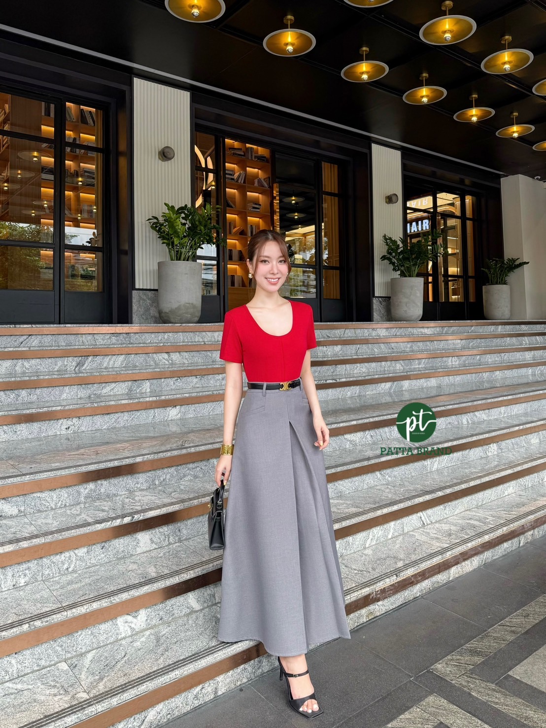 Set 2 ชิ้น เสื้อยืดแขนสั้นสีแดงทรงเข้ารูปสวย ดีเทลตีเกร็ดสวย แมทซ์กับกระโปรงยาวสีเทาแต่งจีบหน้า กระเป๋าหน้า2ข้าง ใช้งานได้จริง มีซิปหลัง