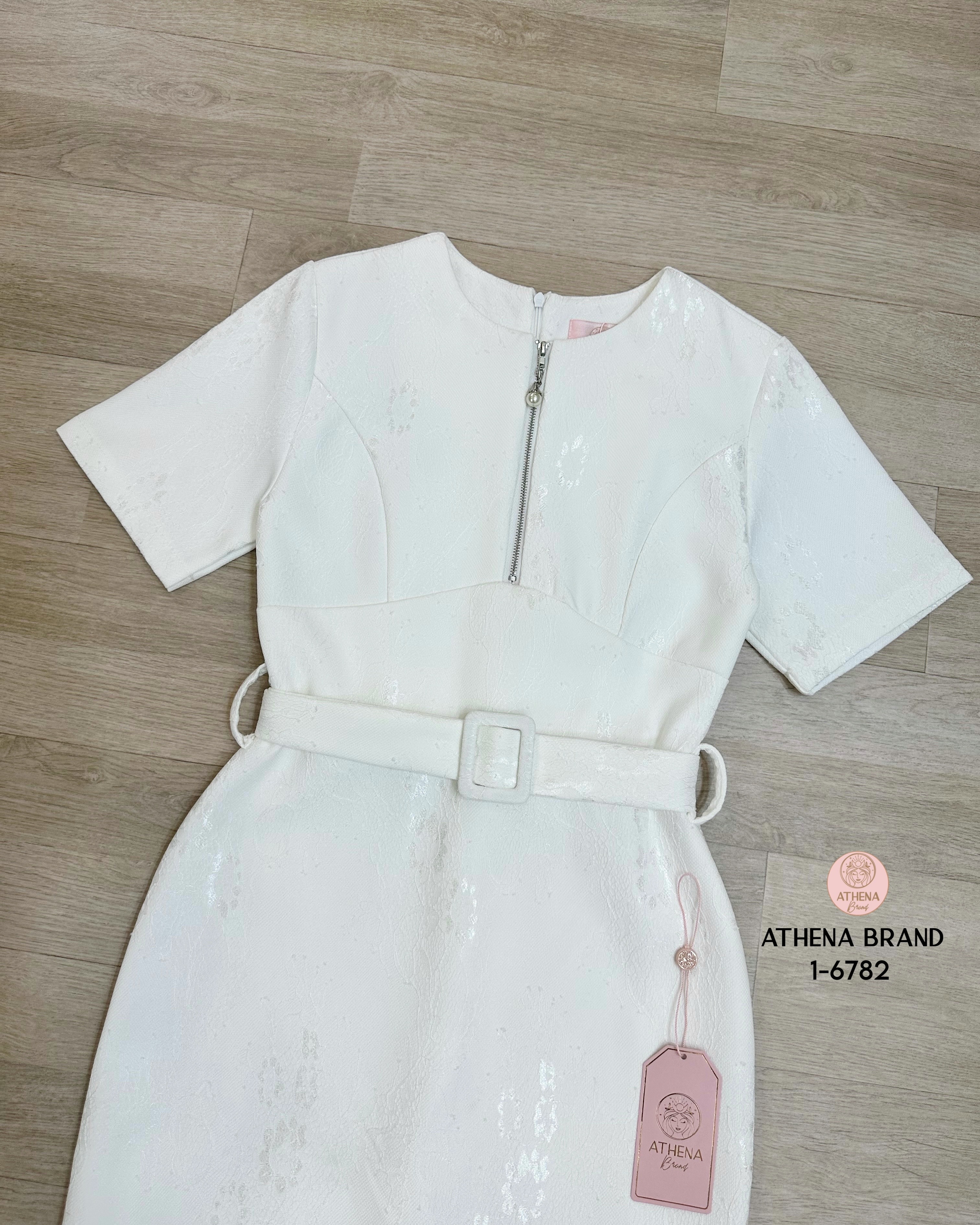 Tag 🔖 :Athena (อธีน่า) Brand Detail :: Dress เดรสดีไซน์สวยหรู มีซิปใช้งานได้จริง ช่วงเอวตกแต่งเข็มขัด เนื้อผ้าลูกไม้มีTexture ชายกระโปรงด้านหลังผ่า งานมีซับในสวมใส่แบบซิปด้านหลัง ฟีลคุณหญิงคุณนายจะเดินไปทางไหนก็เชิ่ด ใส่ทำบุญเข้าวัดหรือใส่ออกงานได