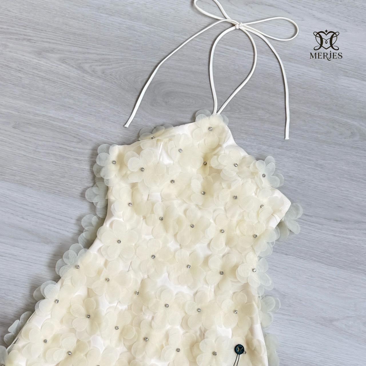 เดรสดอกไม้แต่งเพชรสีชมพูดีเทลงานคล้องคอเชือกผูกด้านหลังงานโชว์หลังแต่งดอกไม้ทรงใหญ่มีเกสรเพชรทั้งชุดสวยเก๋มากๆคะงานทรงเข้ารูปอกมีฟองน้ำเสริมทรงสวยมาก มีความเซ็กซี่สวยเก๋บอกเลยว่าไม่เก็บชุดนี้เสียดายแย่เลยคะ รุ่นฮอตขายดีมากคะ