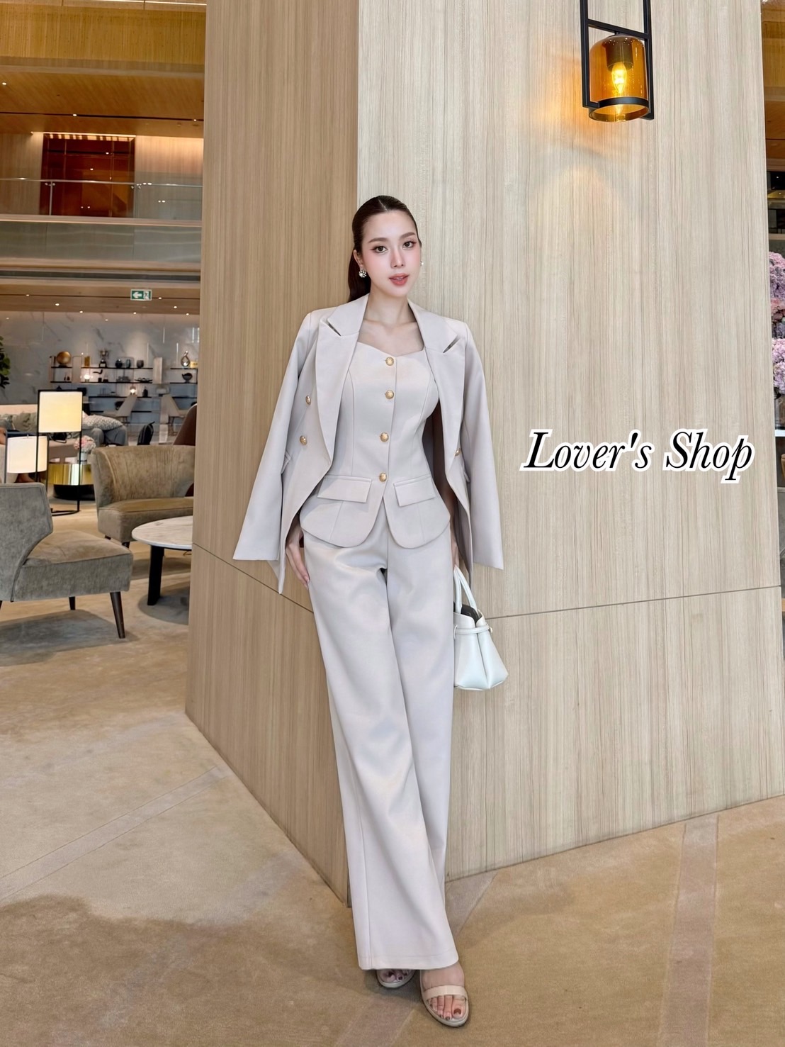 Teg : Lover’s Shop Detail : Set 3ชิ้น เสื้อสูท+เสื้อกั๊ก+กางเกงขายาว ลุคCEO เรียบหรูดูผู้ดี ดีเทลเสื้อแขนกุดทรงกระดุมหน้า มาพร้อมเสื้อสูท กระเป๋าเสื้อสูทใช้งานได้จริงค่ะ แม็ทกับกางเกงขายาวเอวสูงซิบหน้า ตะขอหน้า ทรงขากระบอกกลาง งานมีซับในอย่างดีทั้ง3ชิ้นนะ