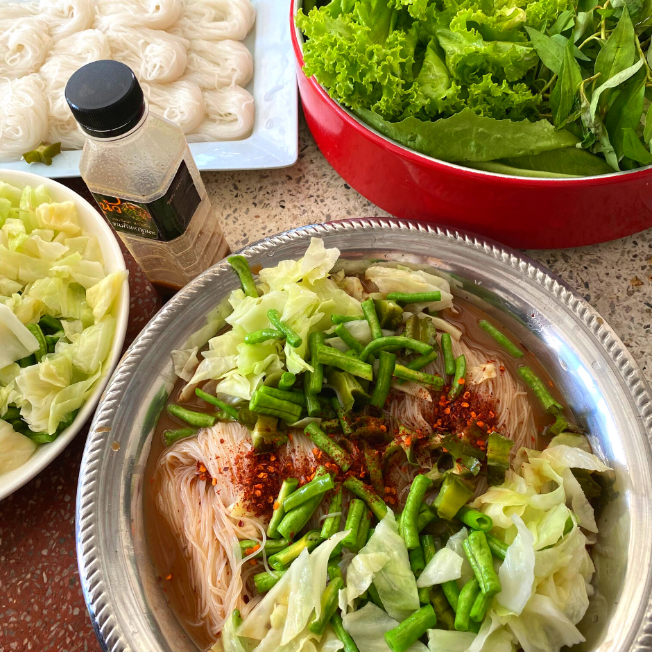 ข้าวปุ้นซาว ผักลวก น้ำนัว ขนมจีน ผักสด