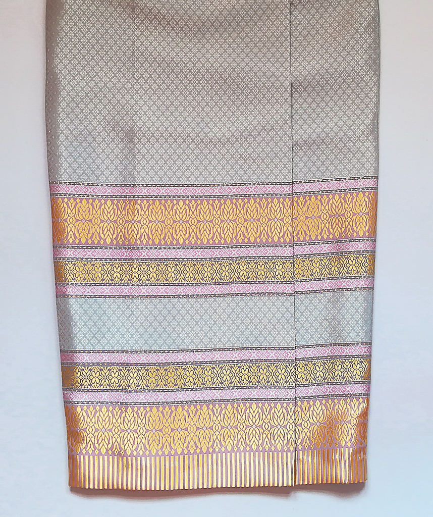 ผ้าถุงไหมสำเร็จรูป (สีเทา ลายสุโขทัย) งานตัดเย็บประณีต อัดผ้ากาวตามสีของผ้าถุง เนื้องานดีเกรด A (รอบเอว 28 นิ้ว)