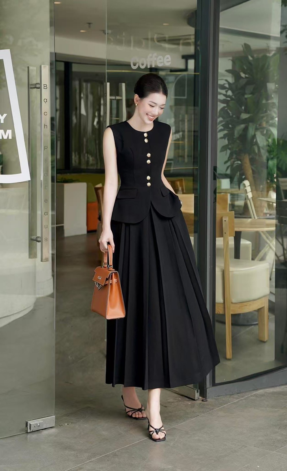 Set 2 ชิ้น เสื้อแขนกุดสีดำคอกลม ดีเทลแต่งกระดุมอะไหล่ทองด้านหน้าดีไซน์สุดเก๋ มีกระเป๋าหน้าทั้ง2ข้าง อกเสริมฟองน้ำให้ทรงสวย แมทส์กับกระโปรงยาวสีดำจับจีบพริ้วผ้าเนื้อนิ่ม มีกระเป๋าข้าง มีชับในและซิปหลัง