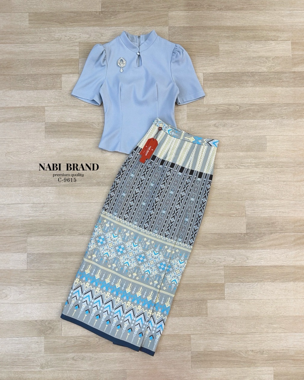 ชุดเซท ชุดไทย คอลใหม่ ลายใหม่ สวยอย่างไทยมาก เสื้อแขนสั้นคอปกตั้งสีครีม พร้อมกับกระโปรงทรงผ้าถุง ลายสวย ประดับเพิ่มด้วยเข็มกลัดเพชรติดอก ชุดมีฟองน้ำและซับใน งานซิบหลังทั้งชุด สามารถใส่ เข้าวัด ทำบุญ หรืองานพิธีการ ก็สวยไม่ซ้ำใครค่ะ🇹🇭 #NABI