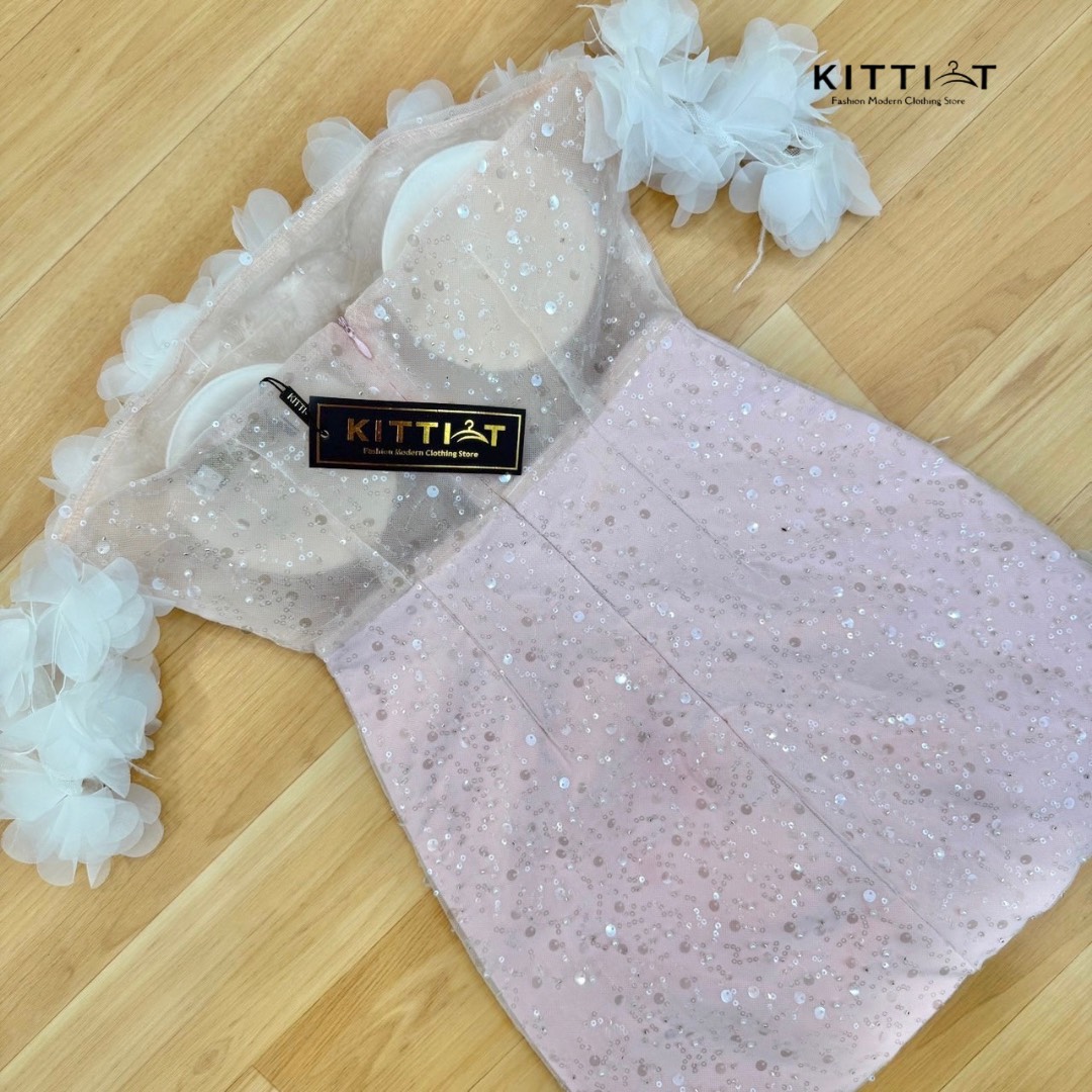 Dress เกาะอก สาย luxury ห้ามพลาดคลอนี้ สีใหม่ล่าสุด โดดเด่นด้วยเนื้อผ้า ผ้ากลิตเตอร์ ทั้งตัวตกแต่งด้วยดอกไม้ผ้าชีฟอง มีฟองน้ำเสริมหน้าอก ซิบหลีง มีแขนข้างเป็นดอกไม้สีขาว รุ่นนี้ใครพลาด เสียใจแน่เลย