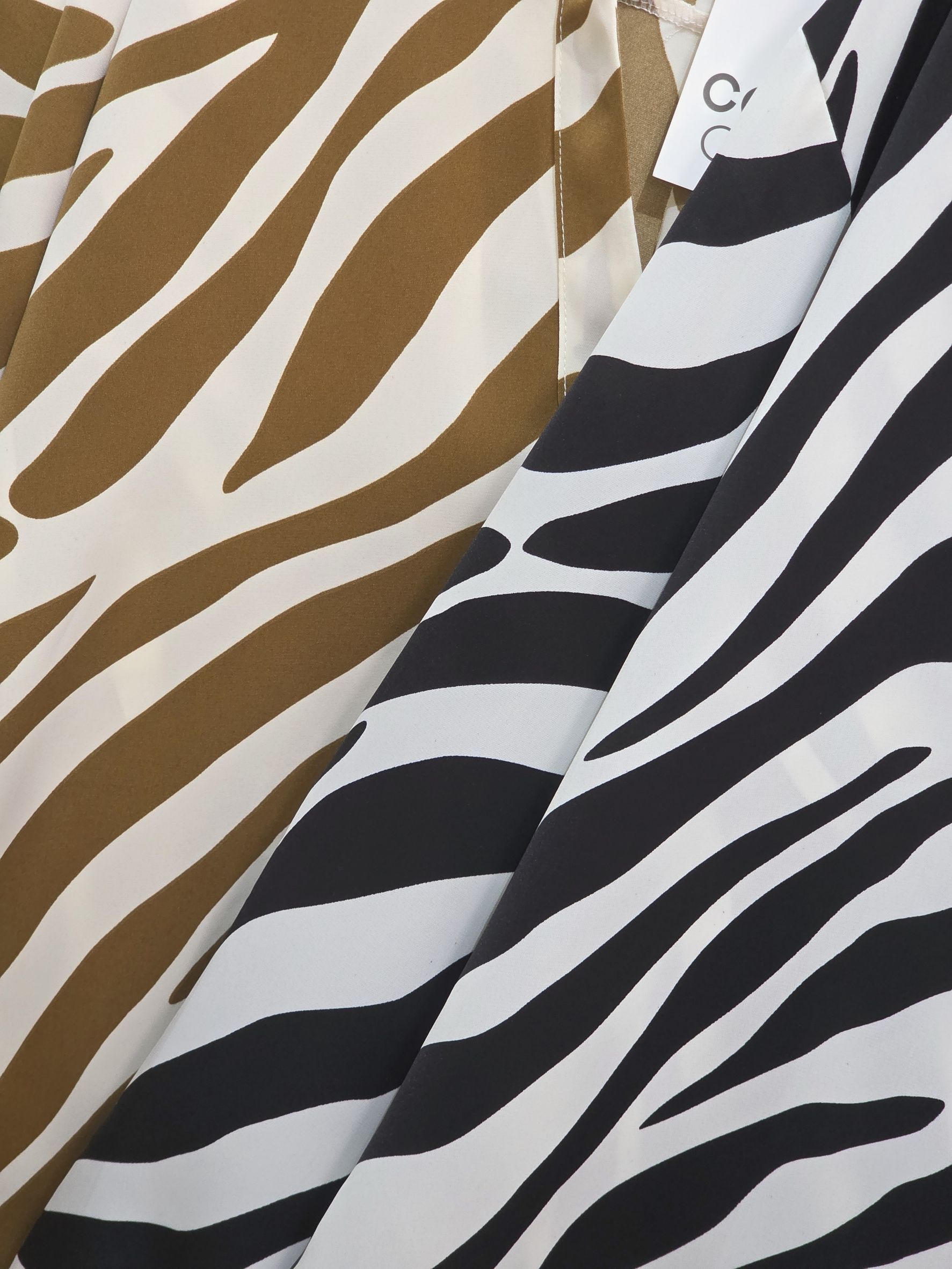 เสื้อเชิ๊ตล่าสุดลายสวยมากๆคร่าาา รุ่นนี้ผ้าสวยใส่สบาย แพทเทิล oversize ใส่สบายสุดๆ โทนสีดีแมทง่ายมากๆคร่าา