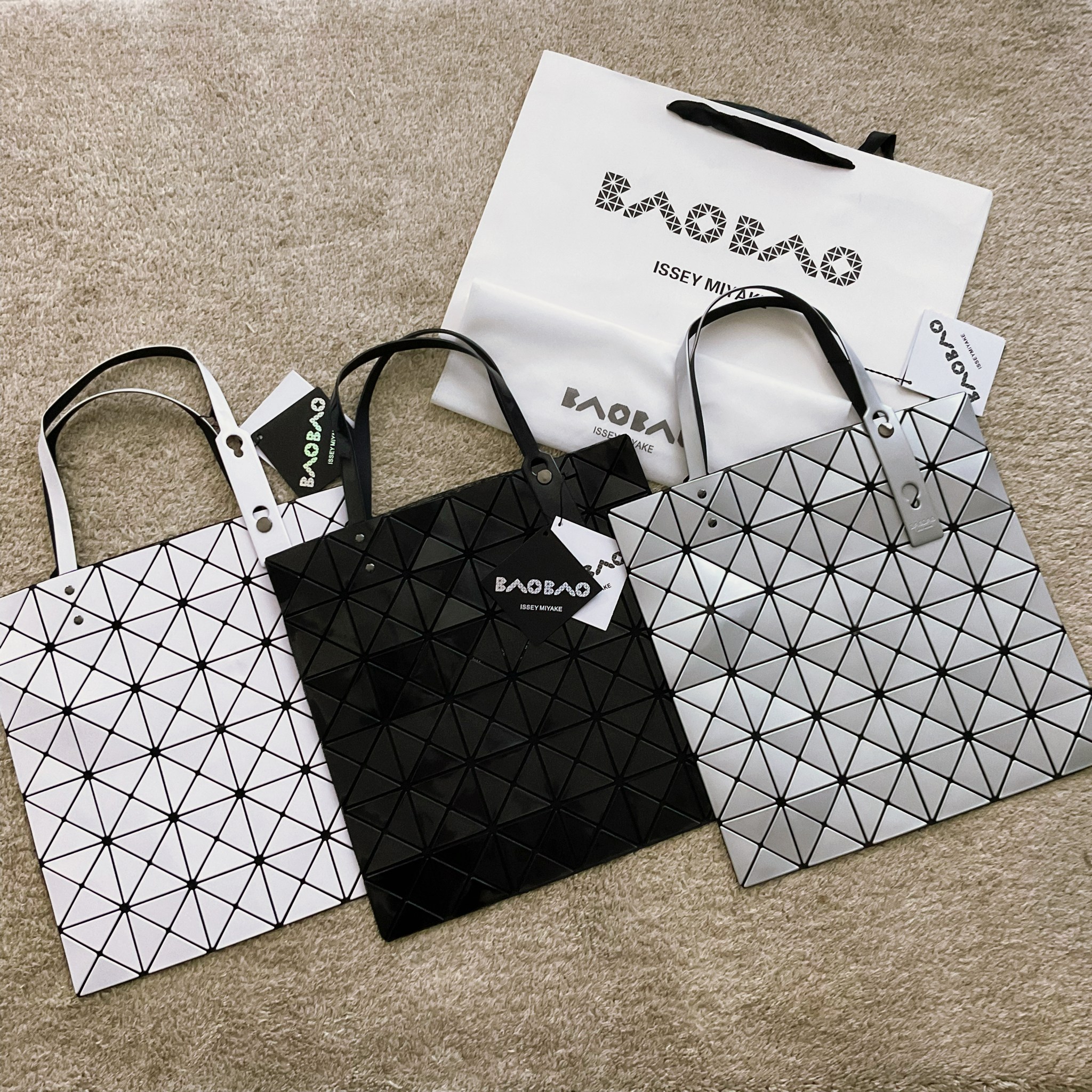 กระเป๋าทรงโท้ทใบใหญ่แบรนด์เนมเบาเบาอิสเซ่มิยาเกะสีขาว สีเงิน สีดำ BAO BAO ISSEY MIYAKE TOTE BAG (6x6)