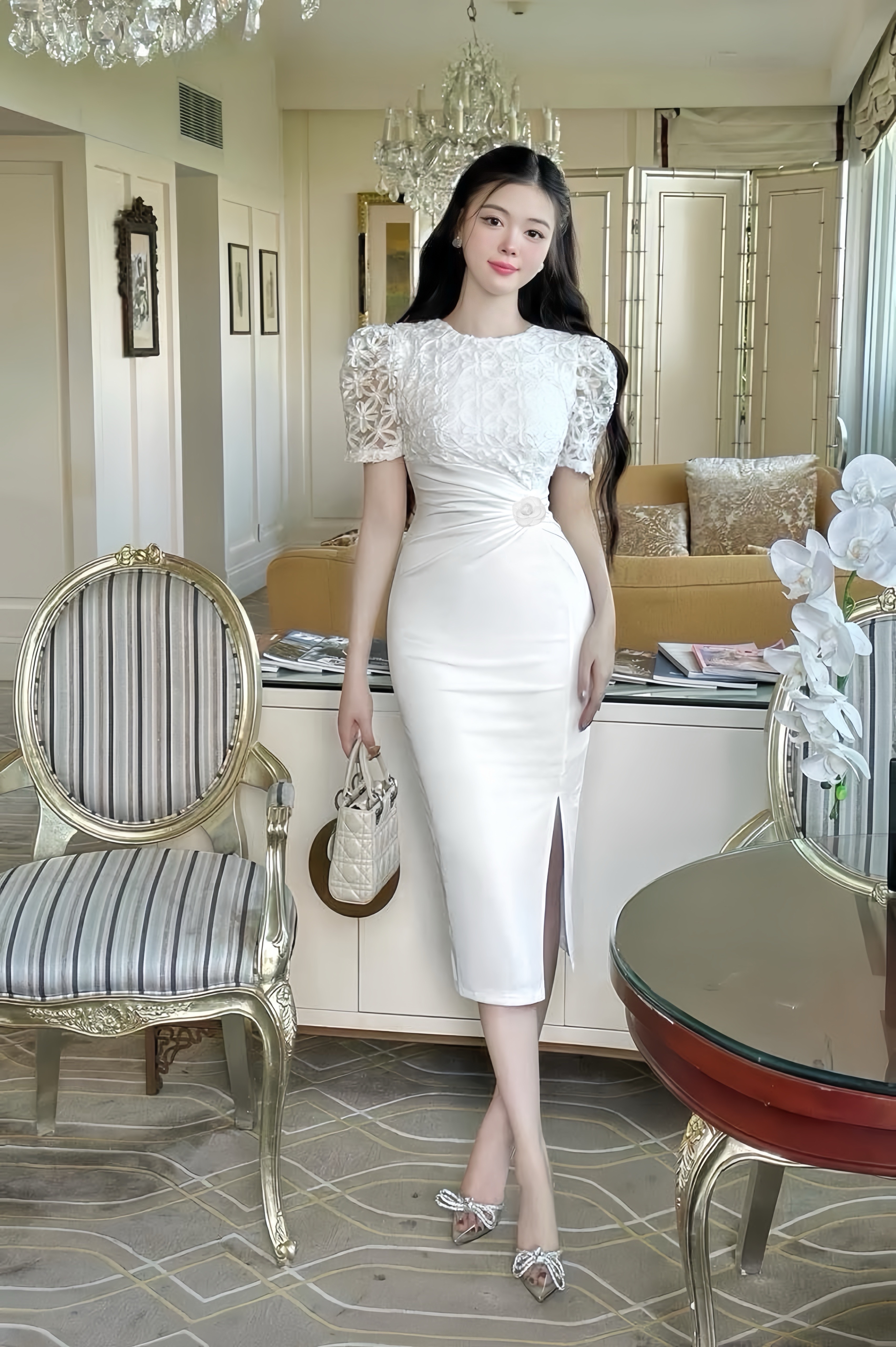 เดรสสีขาวยาวผ้าลูกไม้ ผ้าสวยมากลูกไม้เนื้อนิ่มด้านบน ซิปด้านหลัง คอกลม แขนสั้น มีซับในขาว อกและเอวเข้ารูปสวย กระโปรงแต่งดอกกุหลาบแหวกข้าง ชุดทำบุญงามมาก