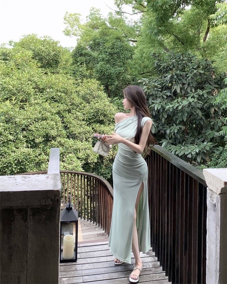 แม็กซี่เดรสปาดไหล่ เข้ารูป กระโปรงแต่งผ่าหน้า เนื้อผ้า ยืดใส่เข้ารูปสวยค่ะ