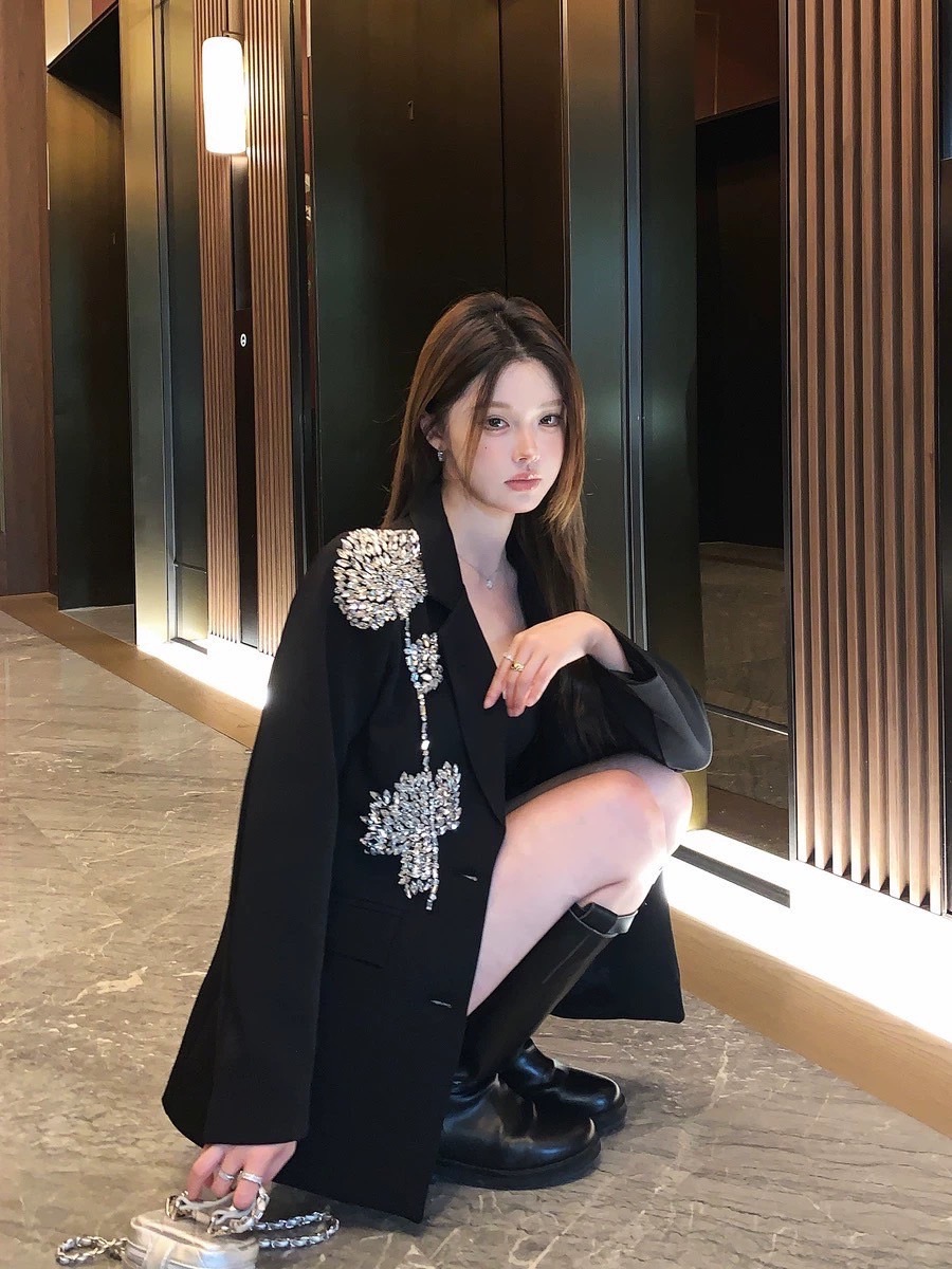 Label :: RAMI-PAPHA(รมิปภา) Detail :: สูท+เสื้อ+ขาสั้น เซต3ชิ้นสีดำคลาสสิก แมทง่ายทุกโอกาส เสื้อสูทดีเทลสวยเก๋ได้ลุ๊คหรูหรา ผู้ดีฝุดๆ แต่งอะไหล่ด้านหน้า**วัสดุอย่างดีเกรดPremium** กระดุมหน้าใช้งานได้จริง ไหล่เสริมฟองน้ำให้ดูสง่า กระเป๋าใช้งานได้จริง ซับใน