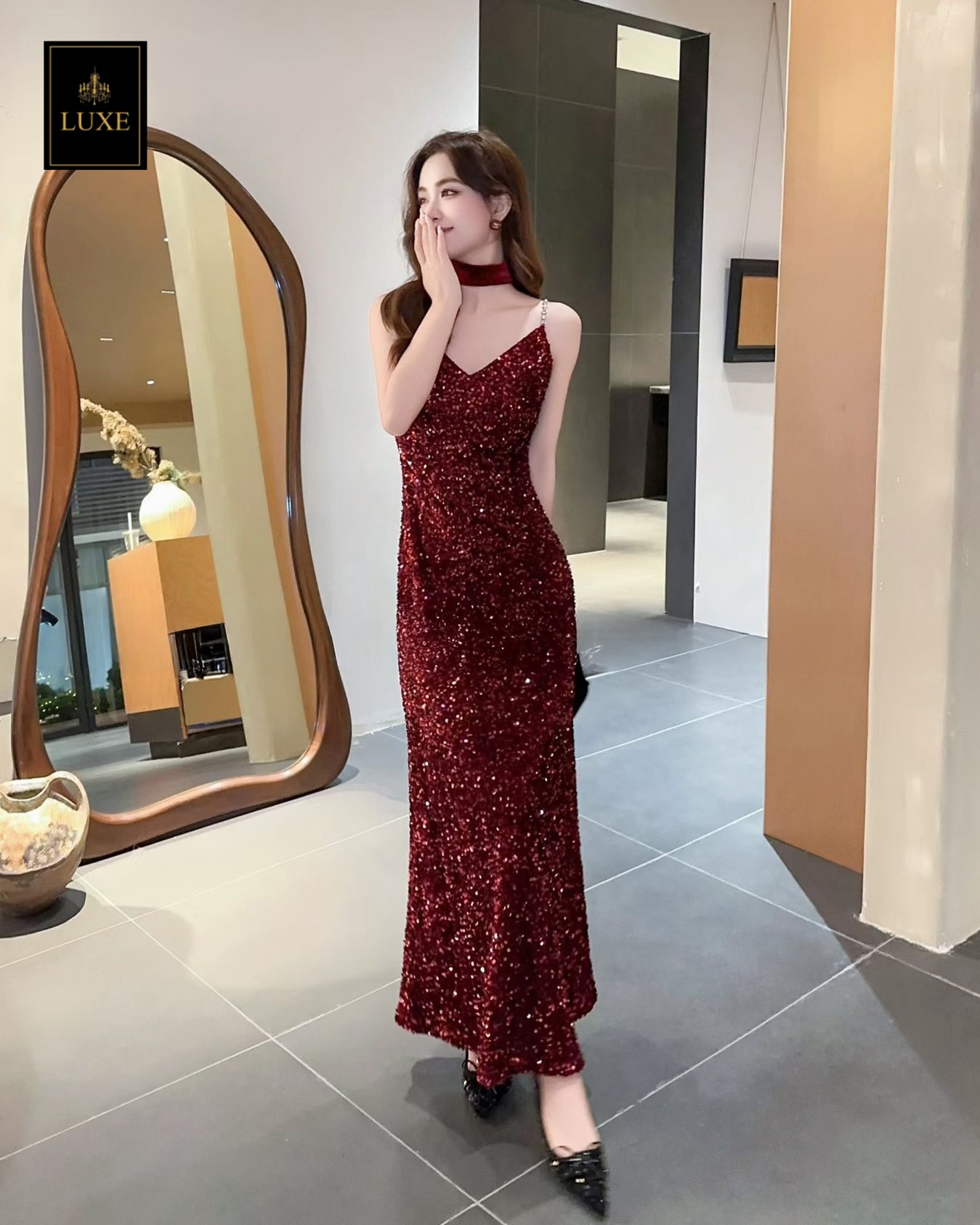 เดรสเสื้อสายเดี่ยว กระโปรงยาวทางเอ ☑️ชุดทำจากผ้ายืดปักเลื่อม ยืดหยุ่น สายทำจากโซ่ประดับมุก ☑️มีซิปซ่อนและซับในอย่างดี