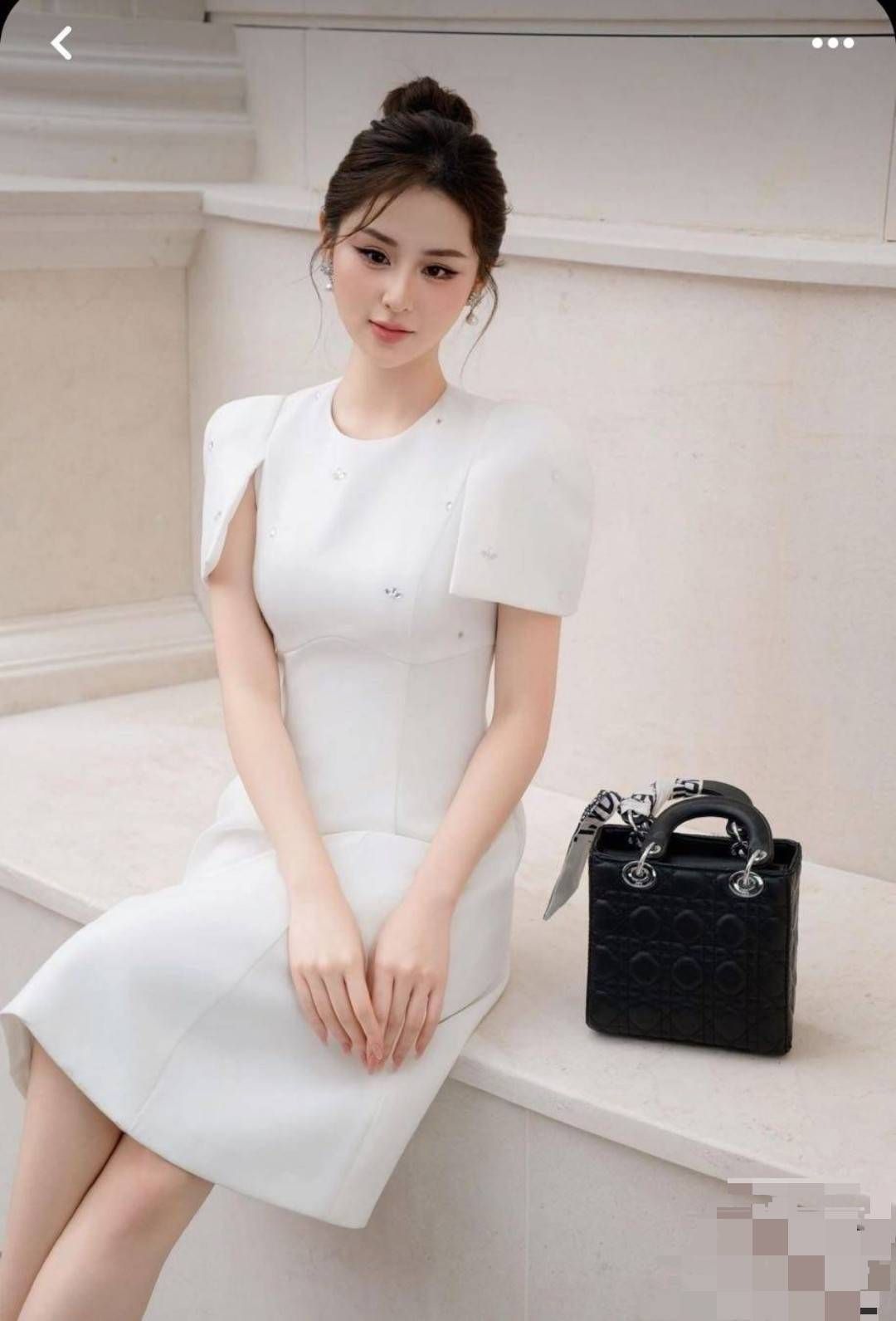เดรสสีขาว เรียบหรูดูแพง แต่งเพชรที่หน้าอกและแขนเสื้อ ให้ดูสวยเก๋ดูแพง เนื้อผ้าดีมาก หน้าอกมีฟองน้ำ มีซับในทั้งชุด มีซิบด้านหลัง จะใส่ไปงานบุญ ทำงาน ใส่ออกงาน รับรองสวยแพง ช้าไม่ได้แล้วคร้า ของสวยๆหมดไวจัดด่วนๆ✨