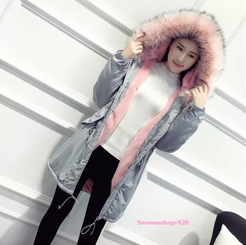 เสื้อโค้ทกันหนาวสีชมพู สีขาว สีฟ้า ด้านในบุขนทั้งตัว มีหมวกฮู้ดพร้อมแต่งเฟอร์สีชมพู (เฟอร์ถอดได้)