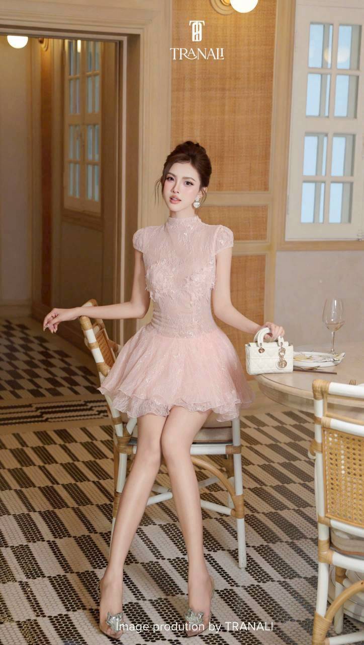 เดรสลูกไม้ปิดคอแขนตุ๊กตา งานลูกไม้ซีทรูเซ็กซี่ กระโปรงพองระบาย ลูกไม้สลับผ้าตาข่ายซีทรูเนื้อนิ่มหลายชั้น เว้าหลังเบาๆ งานสวยแซ่บ สีชุดชมพูหวานละมุน ผ้านิ่มใส่สบายไม่เคือง ** High end product so no sponge