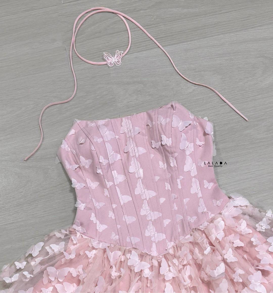 มินิเดรสเกาะอก สีชมพู งานซิปหลังเสริมฟองน้ำ ช่วงล่างแต่งระบาย 3 d + โชคเกอร์ที่คอ น่ารักโซคิ้ว มากๆค่ะ