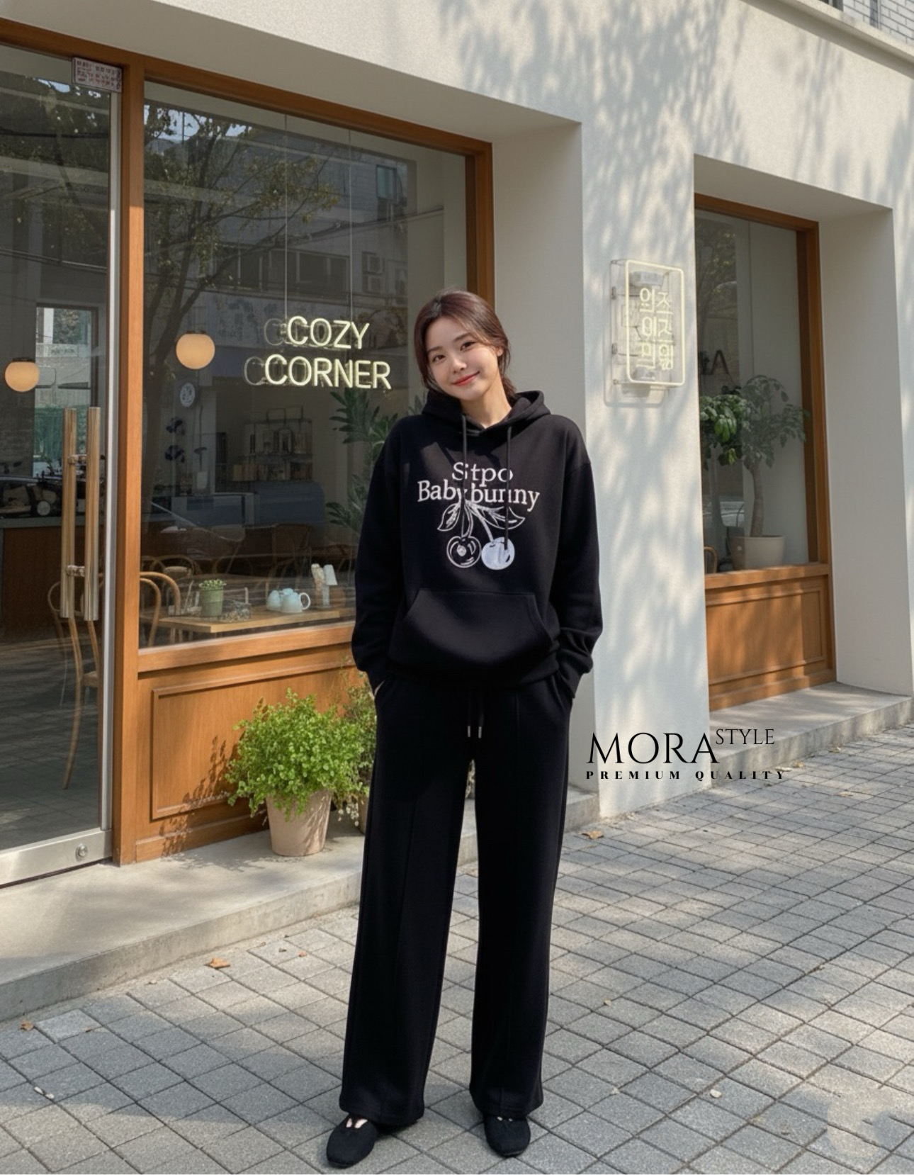 เซ็ท 2 ชิ้น เสื้อแขนยาวมีฮูดหมวกปักแต่งลายเชอรี่ช่วงอก มาพร้อมกับกางเกงขายาวผ้าใส่สบาย ใส่แมตช์ในสไตล์สาวแอร์พอร์ตลุคได้เลยค่ะ เป็นอีกรุ่นที่หนาวนี้ต้องมีนะคะ