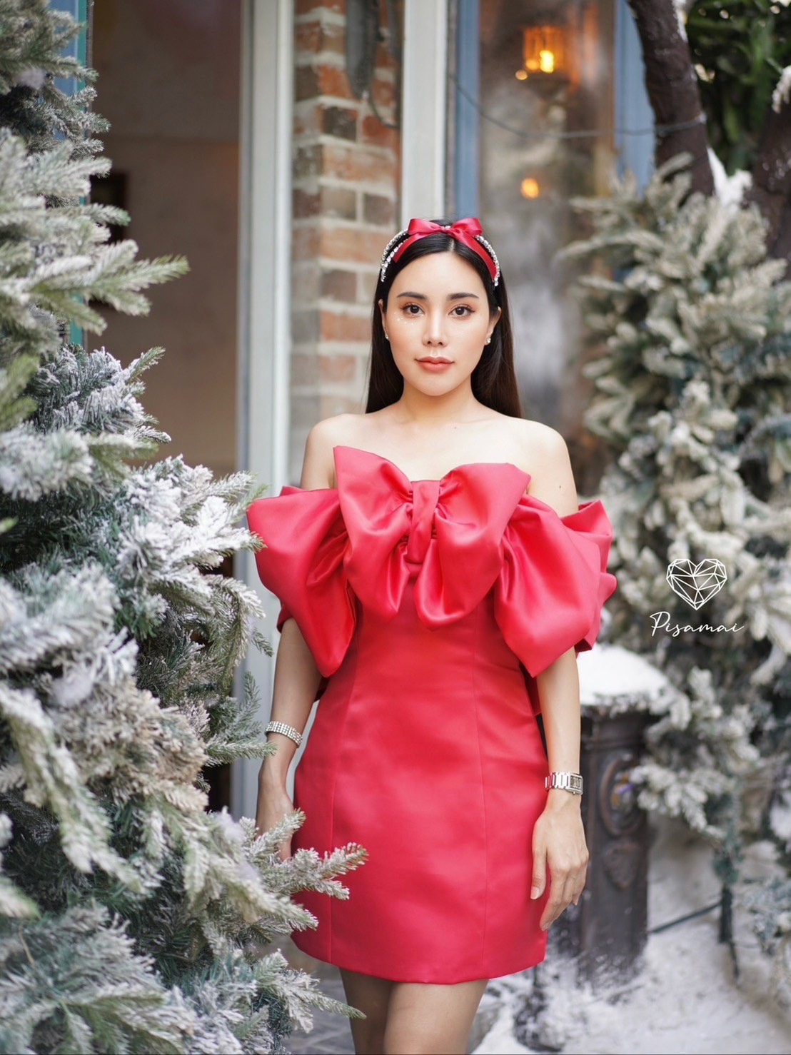 เดรสเกาะอกโบว์3Dตัวสั้นสีแดง ใส่แล้วดูแพงมากๆค่า อลังมากจริงๆ รุ่นนี้ร้านแนะนำมากๆค่า ใส่ฟินนาเล่มาก ใครหาชุดถ่ายรูปสวยๆอยู่ไม่มีผิดหวังเลย ที่สำคัญผ้าใส่สบายมากกก มือต้องไวเลยค่ารุ่นนี้