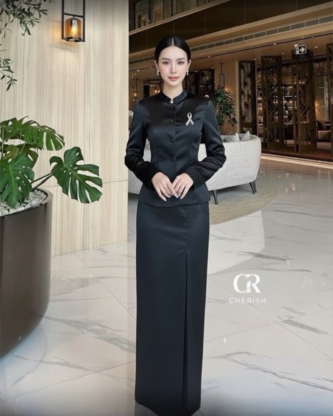 ชุดไทยจิตรลดางานผ้าทวิตพรีเมี่ยม เซ็ท 3 ชิ้น เสื้อแขนยาว ตกแต่งกระดุมหน้า กระโปรงผับจีบหน้า ผ่าหลังพร้อมซับในอย่างดี มีเเข็มกลัดเพชรแถมให้ด้วย ชุดสวยสุภาพ งดงามอย่างไทยค่ะ