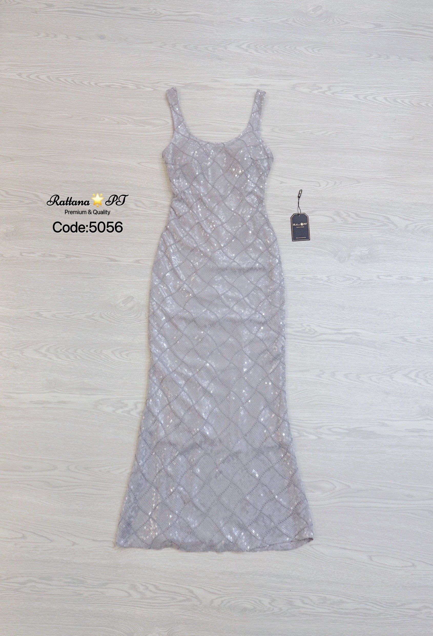 เดรสสุดหรู งานสวยมากๆ เนื้อผ้าเป็นหริศเตอร์ คือสวยเด่นมีออร่า หน้าอกมีฟองน้ำ ชุดมีซับใน มีซิบด้านหลัง ใส่เที่ยวออกงาน ดินเนอร์ งานแต่ง ปาตี้กับเพื่อน รับรองสวยแพง ช้าไม่ได้แล้วคร้า ของสวยๆหมดไวจัดด่วน