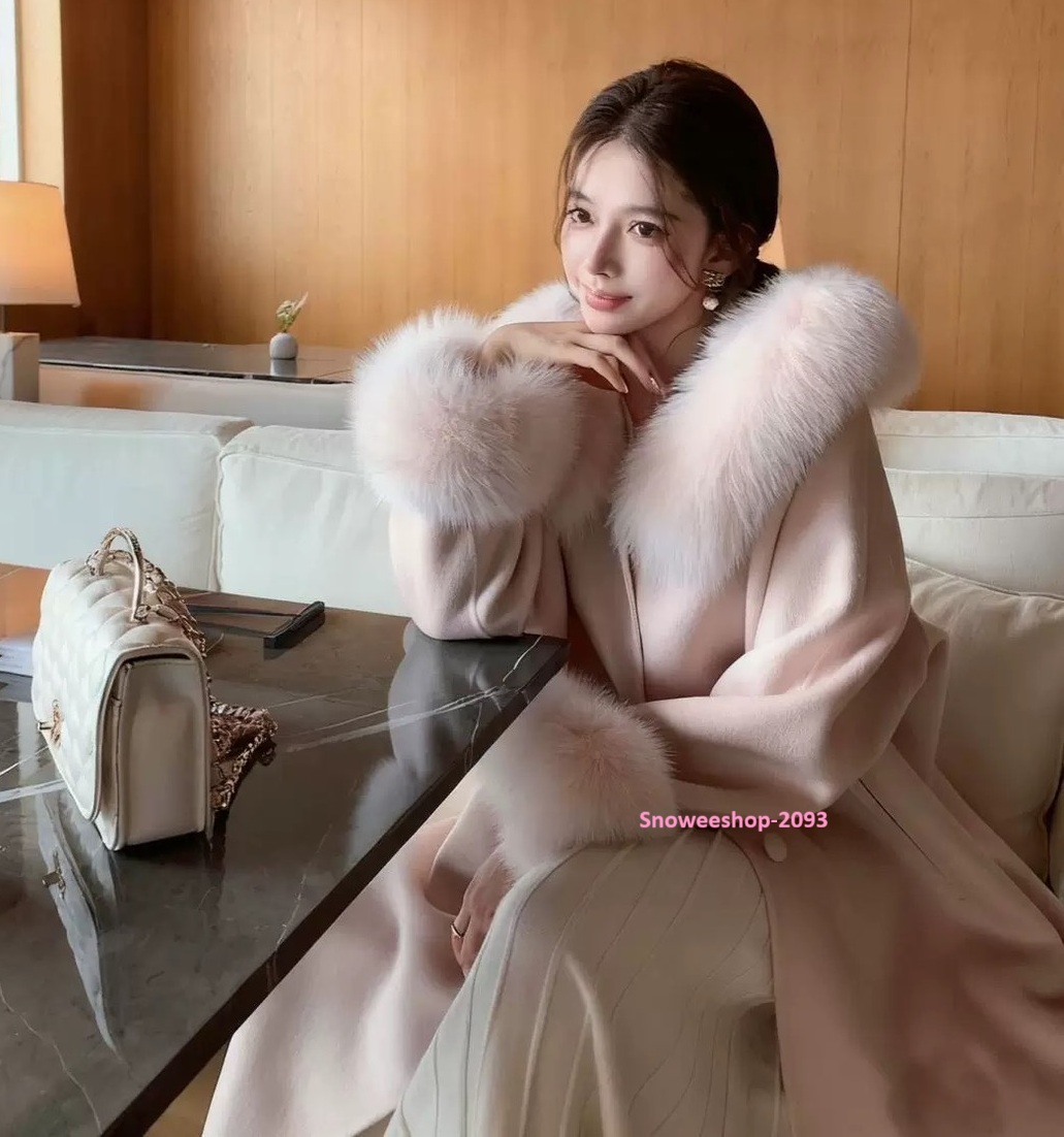 ผ้านุ่มนิ่มมาก ใส่สบายไม่คัน โค้ทขนเฟอร์ตัวนี้คือ ของมันต้องมี สำหรับทริปหน้าหนาว ซับในหนา อบอุ่นจริง ใส่เที่ยวยุโรป เกาหลี ญี่ปุ่น เอาอยู่ มีให้เลือก 4 สีแบบผู้ดีทุกสี