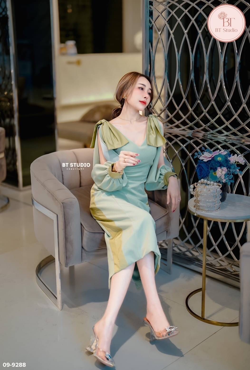 เดรสยาว 7 ส่วนคอวีช่วงไหล่แต่งโบใหญ่ปิดไหล่ทั้งสองข้าง แขนยาวแต่งผ่ายาว ดีไซส์ผ้าเรียบตัดแทบข้างผ้ามัน งานสวยเนื้อผ้าดี มีซับใน คุณภาพพรีเมียม์จ้า