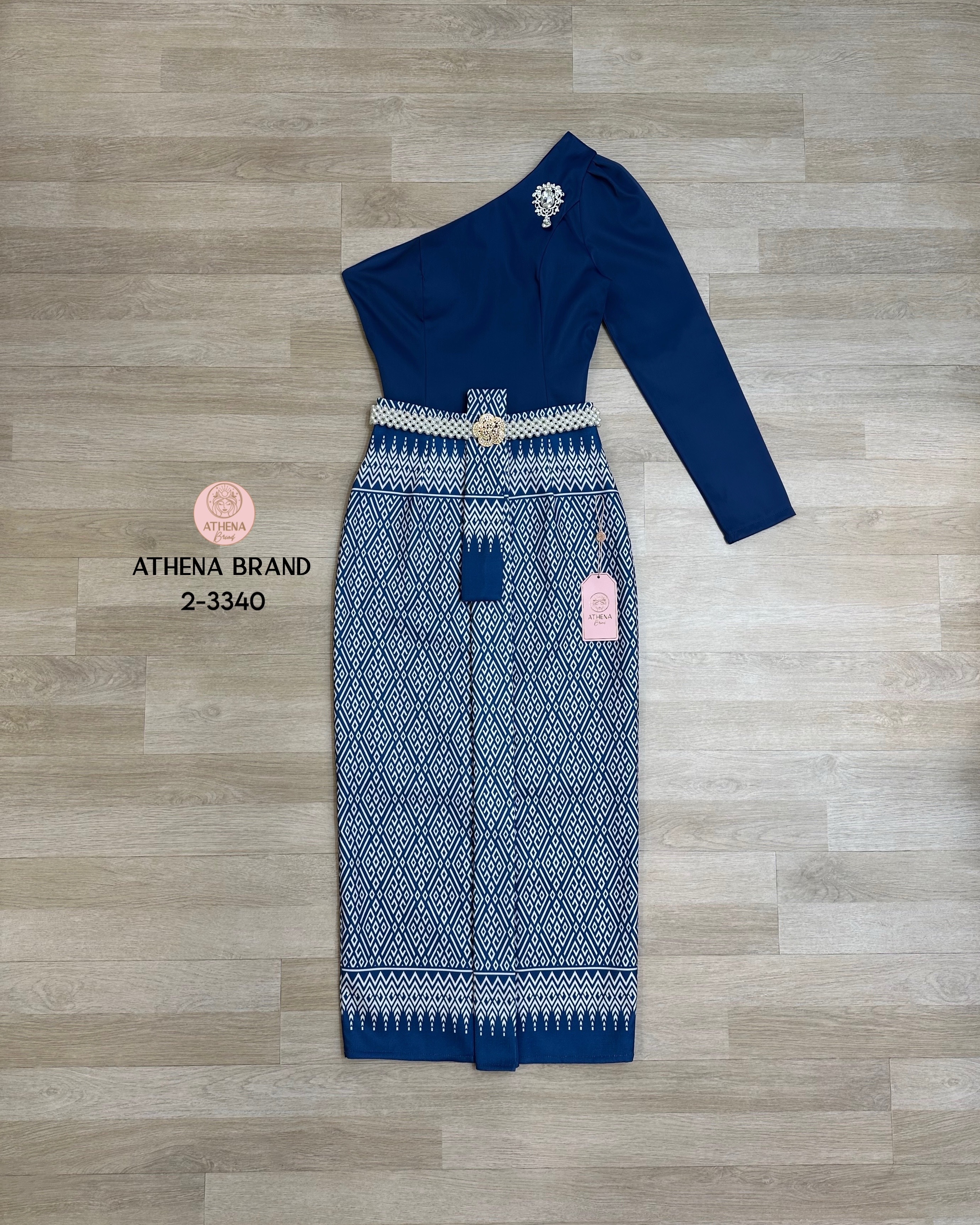 เสื้อ+กระโปรง+เข็มขัด+เข็มกลัด Set 4 ชิ้นสุดคุ้ม! เสื้อไหล่เดียวแขนยาว หน้าอกเสริมฟองน้ำจัดทรงสวย มีแถบซิลิโคนกันหลุด ตกแต่งเข็มกลัดเพชร(สามารถถอดออกได้) แมตช์มาคู่กับกระโปรงพิมพ์ลายแต่งทบคล้ายงานผ้าถุงสำเร็จ ชายกระโปรงด้านหลังผ่า เนื้อผ้าดี๊ดีมีTexture ง