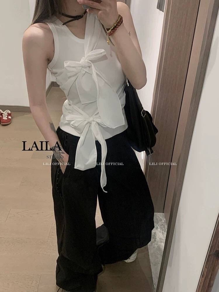 SETเสื้อ+กางเกง+เข็มกลัด เสื้อแขนเว้าทรงคอกลมโทรนสีขาว เนื้อผ้าใส่กำลังดี แต่งสายโบว์ผูกที่ อกให้ลุกน่ารักสวยแพง มาพร้อมกางเกงคาโก้สีขาวโทนดำดูเท่ แต่งด้วยเชือกผูกเอวด้านข้างมีกระเป๋าสองข้างสุดชิคสุดๆ ปลายขาแต่งด้วยเชือกรูด ใส่ได้ทั้งขาจั้มขาปล่อย สววยเท่