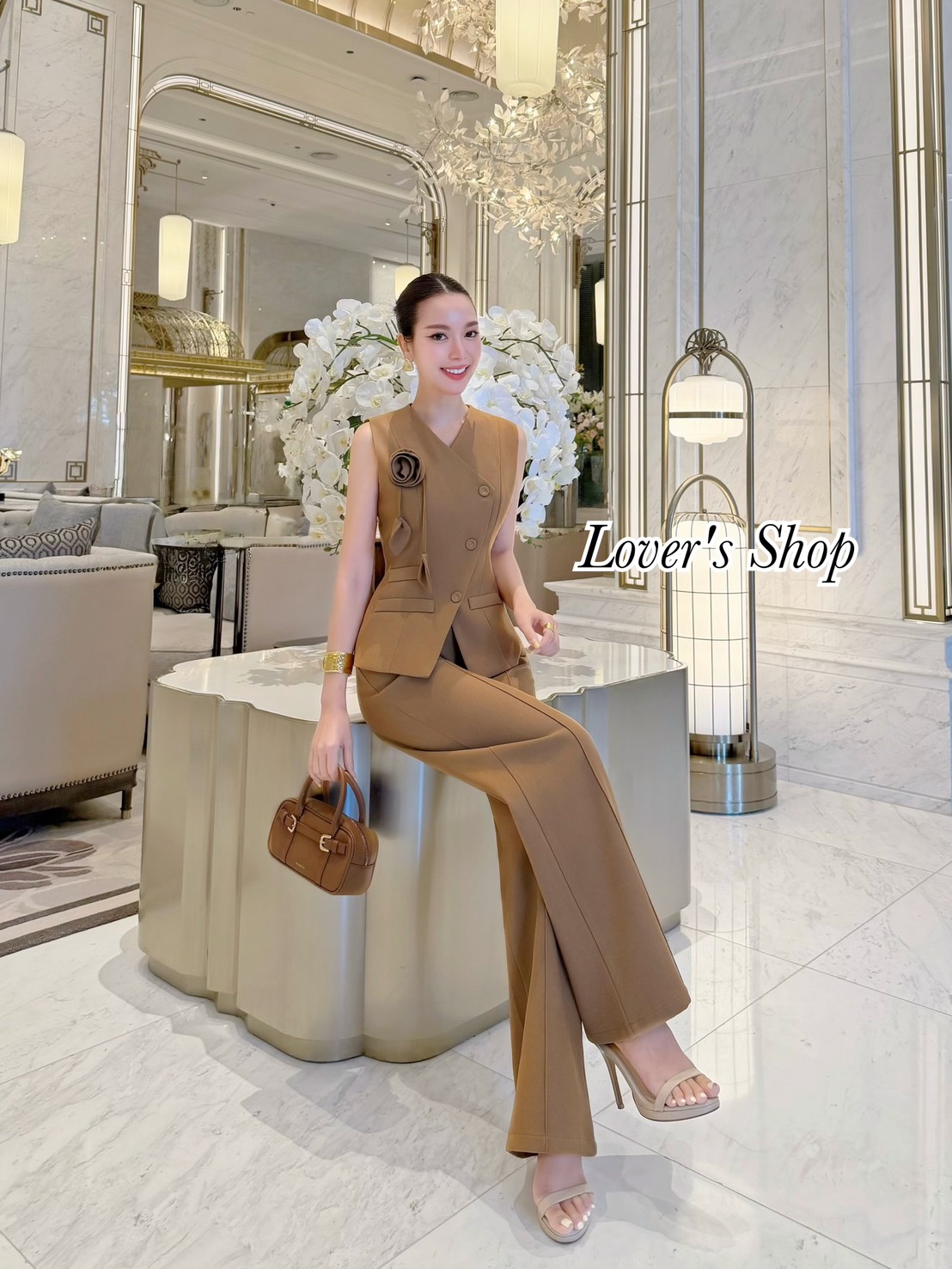 Set.3ชิ้น เสื้อ+กางเกง+เข็มกลัดดอกไม้(ถอดได้ค่ะ) ดีเทลเสื้อทรงแขนกุดปิดหัวไหล่ เข้ารูป กระดุมหน้า งานมีซับในอย่างดีค่ะ กระเป๋าตัวเสื้อเป็นงานตกแต่งใช้งานไม่ได้นะคะ แม็ทกับกางเกงเอวสูง ทรงขากระบอกกลาง ขาตรง