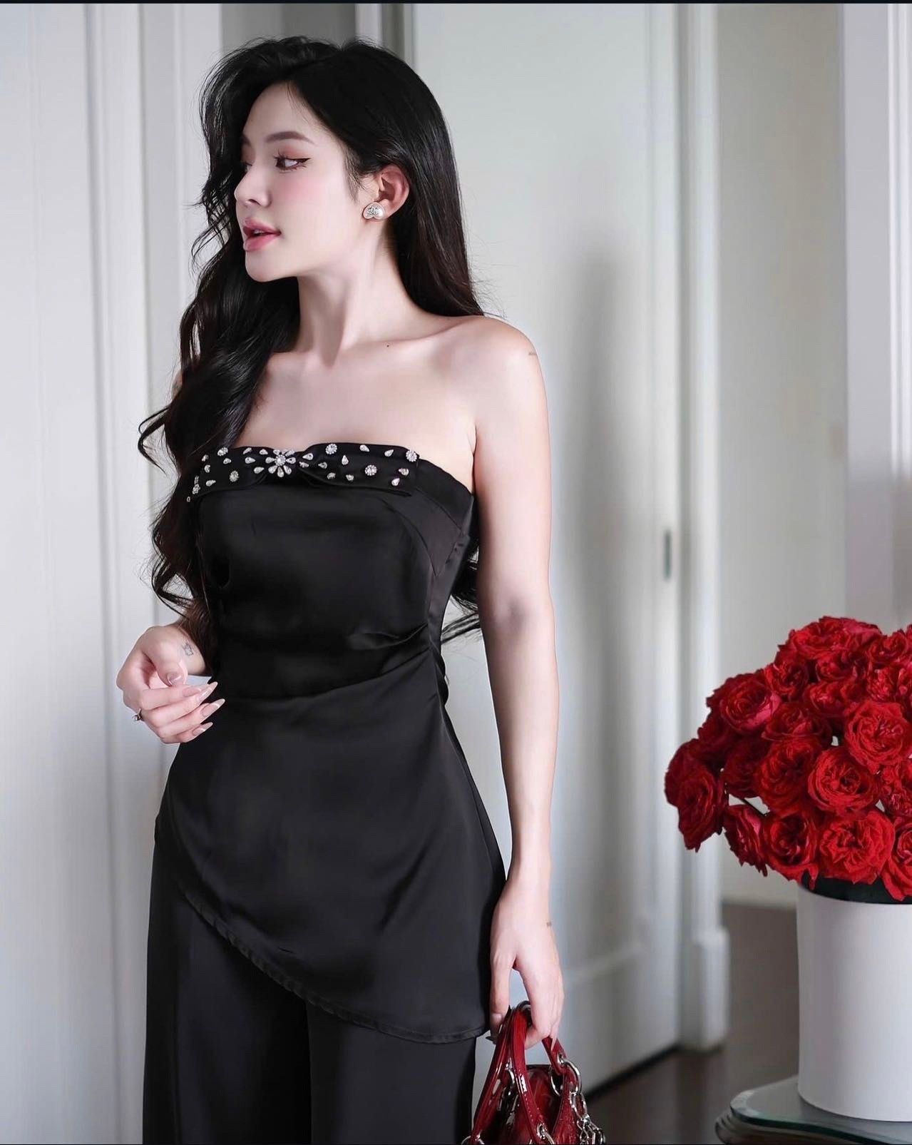 SET เสื้อแต่งเพชรที่หน้าอกสวยหรูมาก หน้าอกมีฟองน้ำ+ กับกางเกงขายาวสีดำ มีซิบด้านหลัง