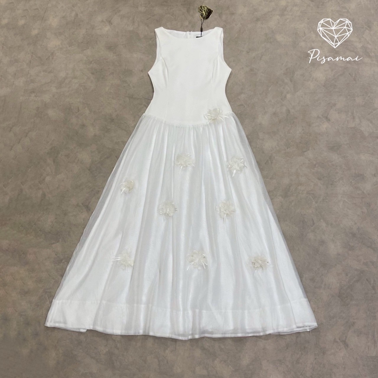 เดรสแขนกุดตัวยาวสีขาวช่วงกระโปรงผ้าตาข่ายสีขาวฟูฟ่อง ปักดอก 3D ใส่แล้วโลกสดใสมากๆค่ารุ่นนี้ ใส่vacayถ่ายรูปกับแก๊งค์เพื่อนๆไม่มีผิดหวังเลยค่า