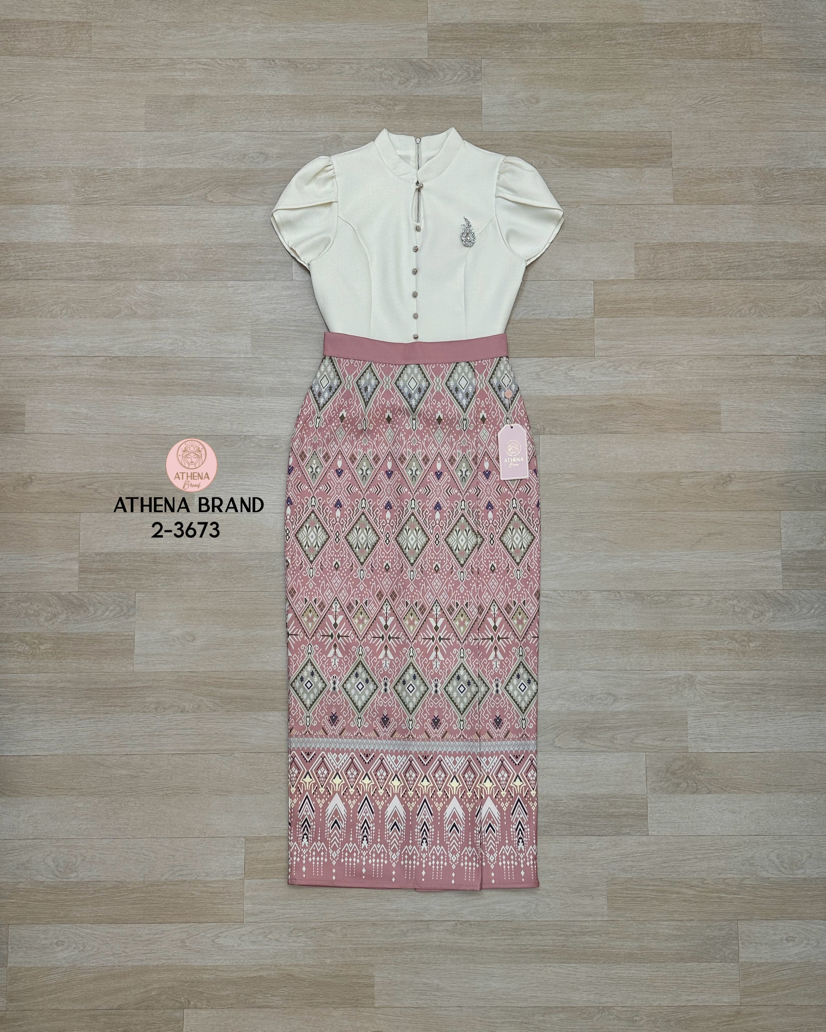 เสื้อ+กระโปรง+เข็มกลัด Set 3 ชิ้น เสื้อดีไซน์ด้านหน้าแต่งกระดุมเรียงสามารถแกะใช้งานได้จริง มีซับใน สวมใส่แบบซิปด้านหลัง แมตช์มาคู่กับกระโปรงพิมพ์ลายป้ายทบคล้ายงานผ้าซิ่นป้ายสำเร็จทรงเข้ารูป เนื้อผ้าดี๊ดีมีTexture งานมีซับใน สวมใส่แบบซิปด้านหลัง ชายกระโปรง