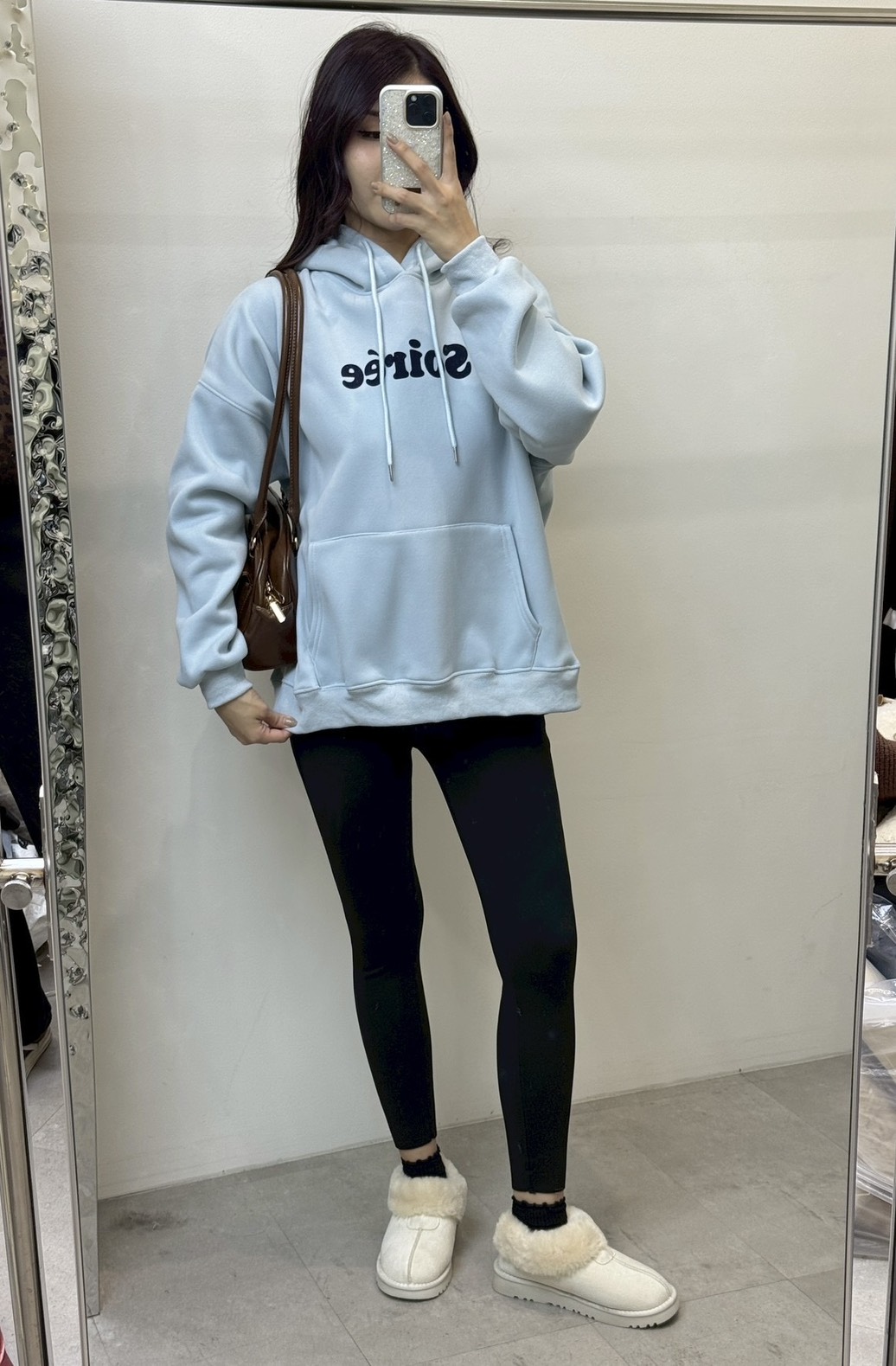 เสื้อฮู้ดดี้แขนยาวบุขนด้านใน ✔ ดีเทลมีกระเป๋าด้านหน้า สกรีนลายภาษาอังกฤษ ฮู้ดรูดปรับได้ ด้านในบุขนกันหนาว ✔️ ใส่เที่ยวอากาศหนาวได้เลยค่าาา