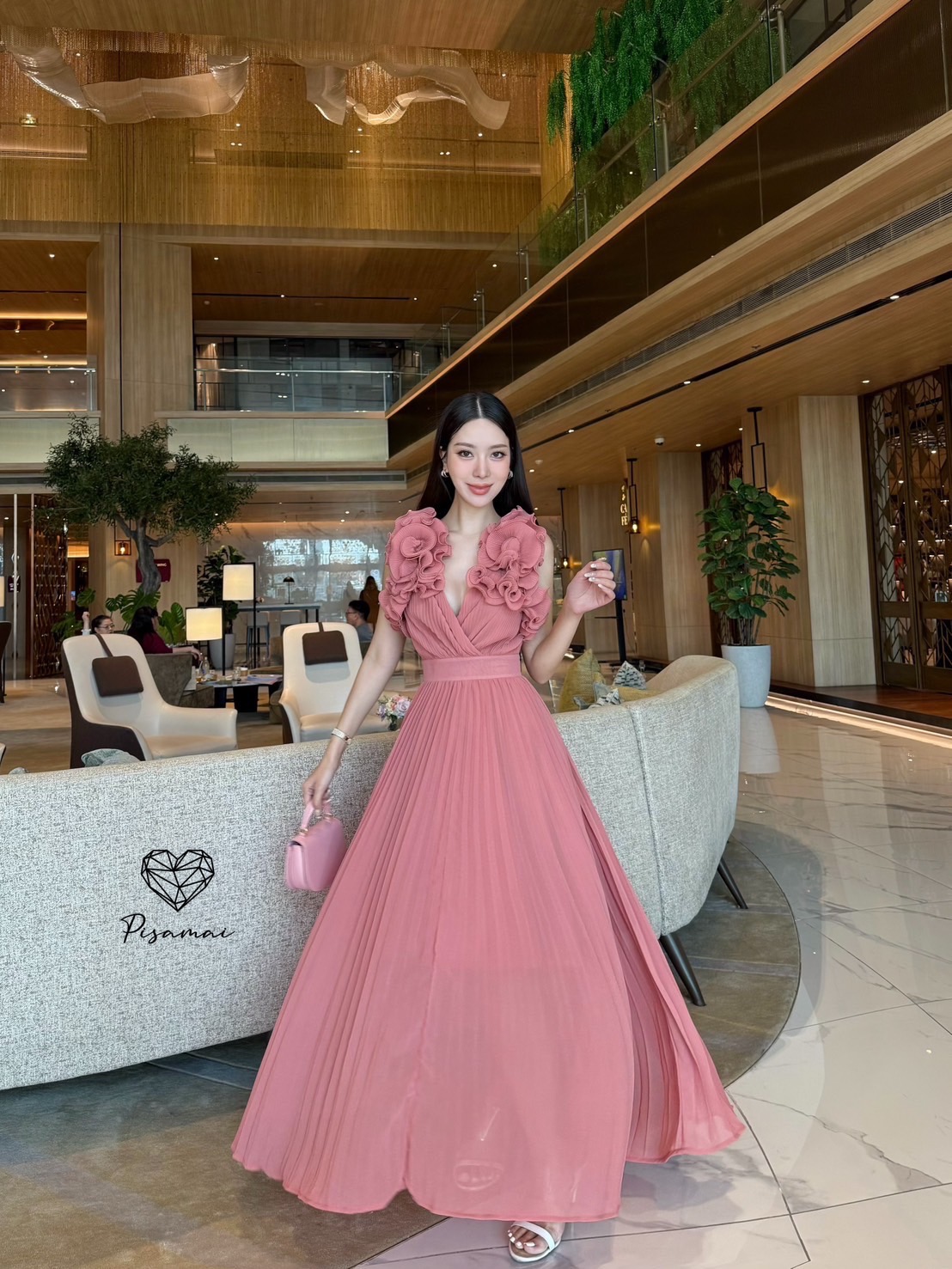 เดรสแขนกุดพลีตสีชมพูโอรสตัวยาวแต่งดอกไม้ 3Dช่วงแขน ใช้ผ้าเยอะมาก ใส่สวยมากกกก ราคานี้มือต้องไวเลยค่า รุ่นนี้ใส่สวย เนื้อผ้าดีมากกกกกกก ห้ามพลาดเลยค่า