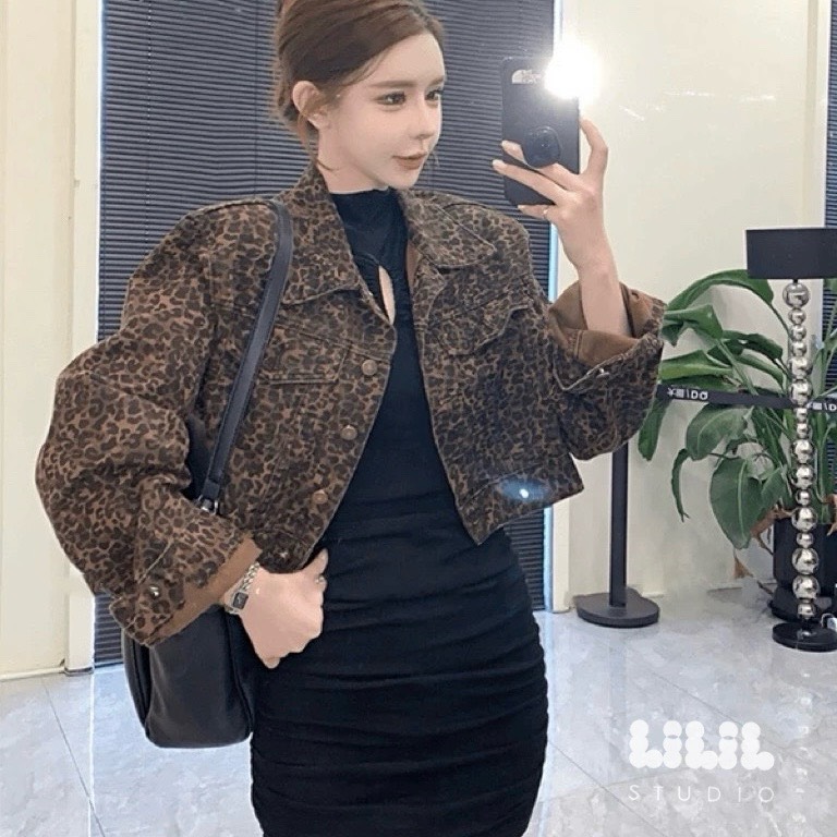 🐆Girly Leopard Jacket🐆 เสื้อคลุมผ้ายีนส์ลายเสือดาว งานผ้าดี ตัดเย็บดี แบบสวย ไม่มีซับในไม่ร้อน #ต้องมีค่ะ😘 🏷Freesize อก42“ วงแขน18” แขนยาว22“ เสื้อยาว18” 🛍ลายเสือดาวสีเดียวค่ะ 💰 Price : 790.- (ค่าส่งลงทะเบีย