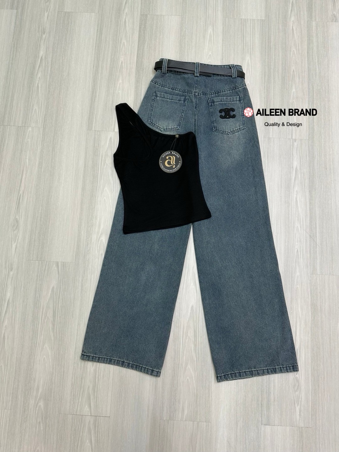 Set 2 ชิ้น เสื้อสีดำดีไซน์ไหล่เดียวทรงพอดีตัว ผ้านิ่มใส่สบาย ( ไม่เสริมฟองน้ำ ไม่มีซิปหลัง ) มาพร้อมกับกางเกงยีนส์ขายาวทรงกระบอกใหญ่ เนื้อผ้ายีนส์แท้ฟอกสีสวย กระดุมและซิปหน้า ปักลายตรงด้านข้าง และยังมีเข็มขัดหนังหัวเข็มขัดสีทองให้อีกเส้น สวยมากๆค่ะ