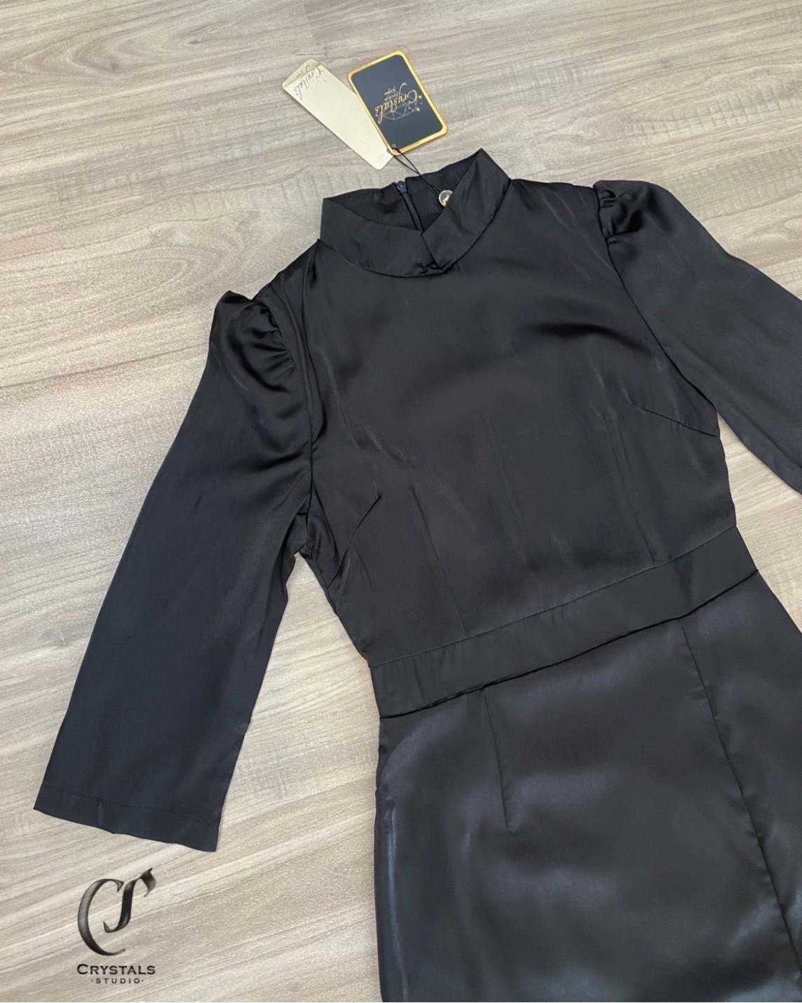 เดรสสีดำ ดีไซน์เรียบหรู เสริมความสวยงามด้วยทรงคอจีน แขนยาวทรงสุภาพ รุ่นนี้ตัดเย็บเข้ารูป ช่วยให้สวมใส่แล้วดูหุ่นเพรียว เหมาะสำหรับใส่งานพิธีการต่างๆ แนะนำให้มีติดตู้ไว้เลยค่าาส