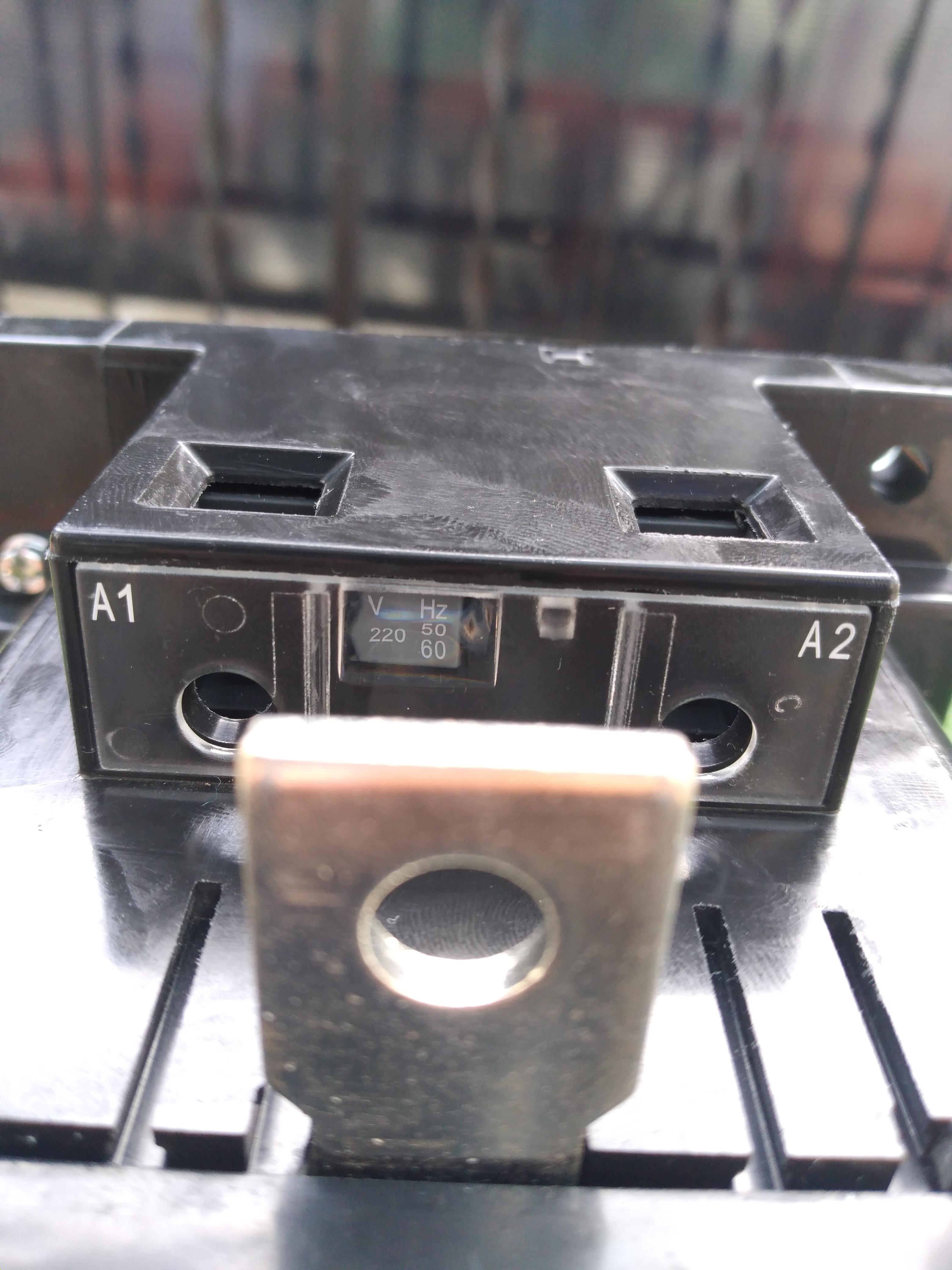 SIEMENS : 3TS5122-0AN2 Contactor AC 50/60HZ 220V AC3 400V 140A 75KW AUX 2NO + 2NC size 6 screw connection