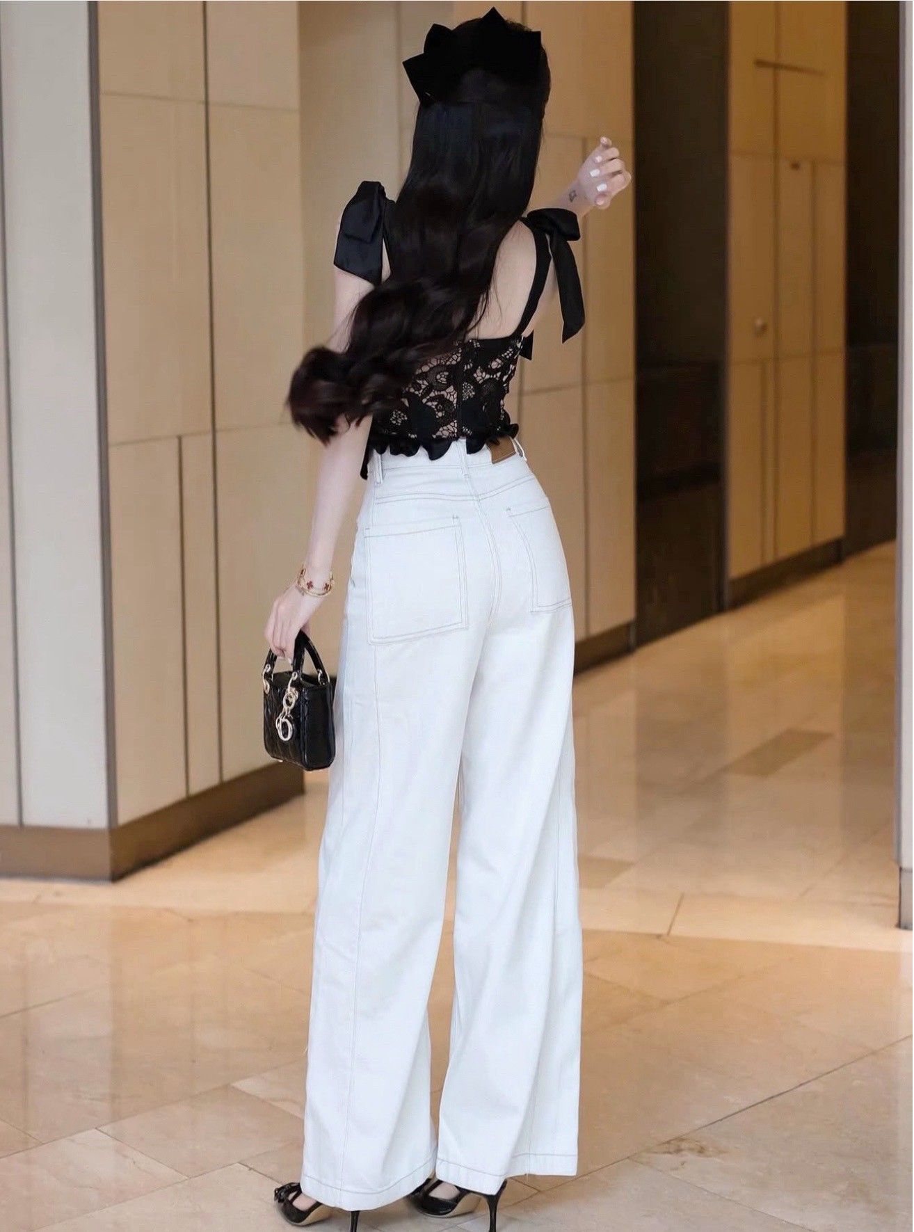 ชุดเซตเสื้อลูกไม้+กางเกงยีนสีขาว เสื้อลูกไม้สวยมาก แต่งโบที่หัวใหญ่ทั้ง2ข้าง ดีเทลแต่งเชือกด้านหน้าเสื้อหน้าอกมีฟองน้ำ #Rattana🌟PT #ร้านกาแฟ#ออกงาน #ปาตี้#ชุดกางเกง #งานป้ายคุณภาพดี