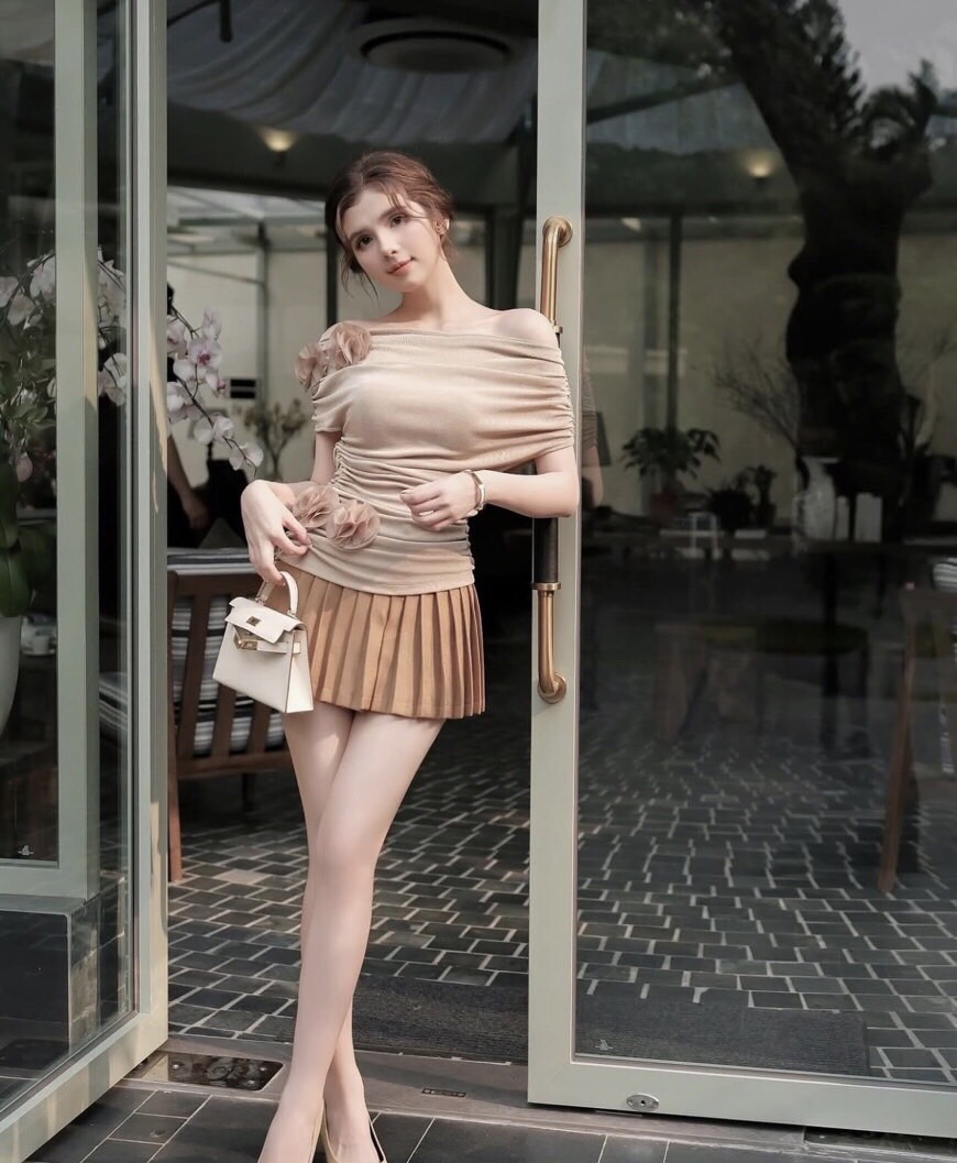 เซ็ทเสื้อปาดไหล่ มาพร้อมกับกระโปรงกางเกง ใส่ summer ต้องชุดนี้ ใส่สวยน่ารักมากๆ ใส่ได้หลายโอกาส ใส่เที่ยว จัดด่วนนนๆ ชุดสวยหมดเร็วนะคร๊า