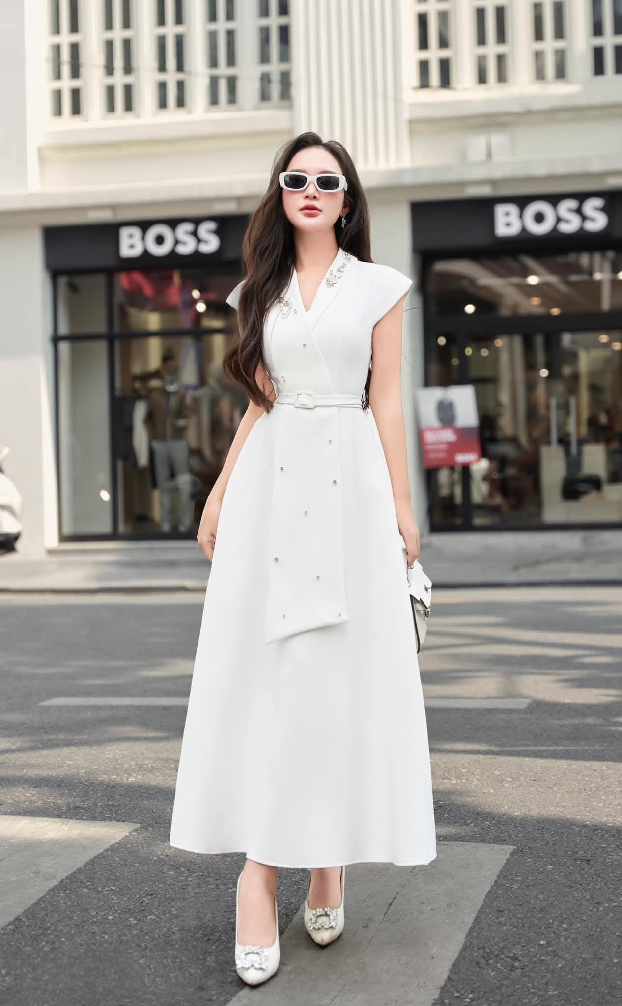 Dress ยาว แขนล้ำ แต่งปกยาว ปักเพชรสวยมากค่ะ อกมีฟองน้ำจัดทรงให้ค่ะ ช่วงเอวเข้ารูป มีเข็มขัดเข้าชุดให้ด้วยค่ะ ช่วงกระโปรงบานกำลังสวย เนื้อผ้าหนามีน้ำหนัก เป็นทรงสวยมากค่ะ ซับในทั้งชุด ใส่ออกมาเป็นทรงสวยสุดๆค่า ซับในทั้งชุดค่า